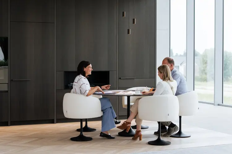 Keukenadvies aan tafel in de toonzaal van Kaster Keukens in Roeselare