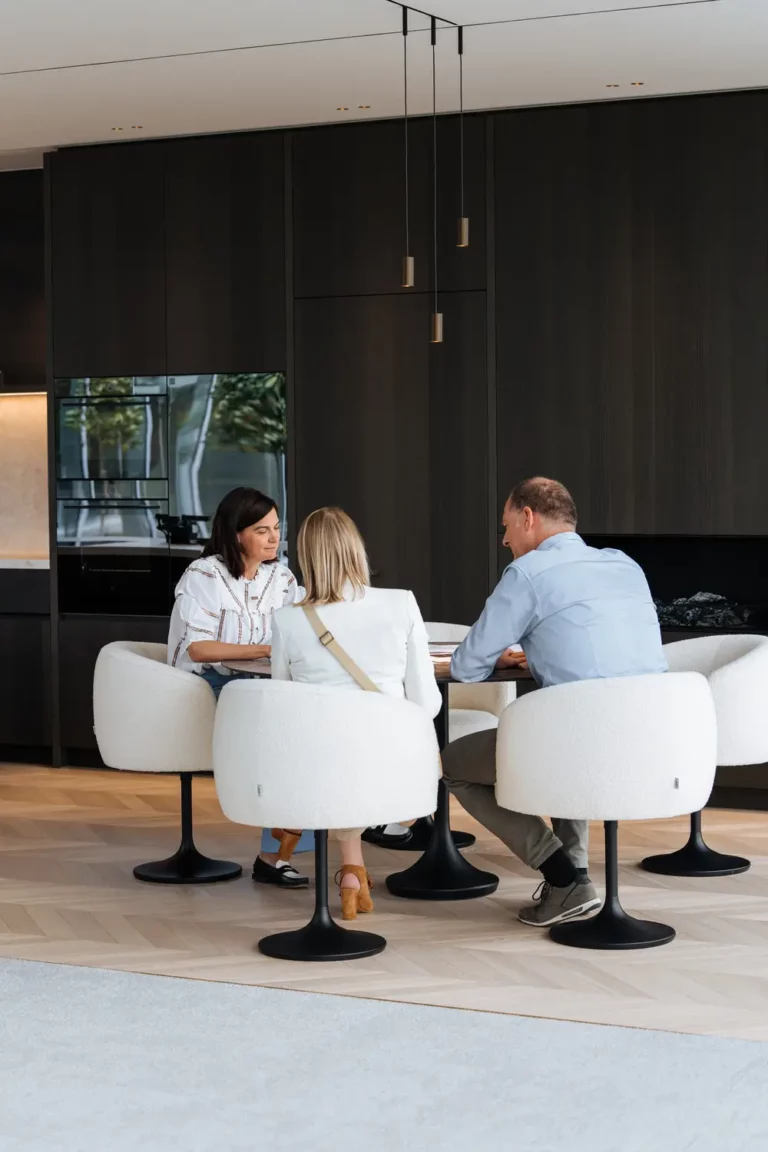 Klantgesprek aan tafel in de toonzaal van Kaster Keukens in Roeselare