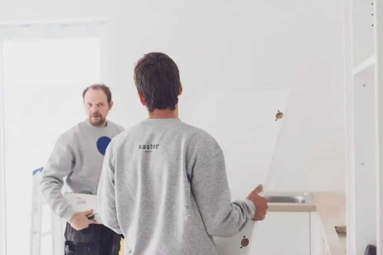 Medewerkers van Kaster Keukens bij de opmeting voor een keuken op maat