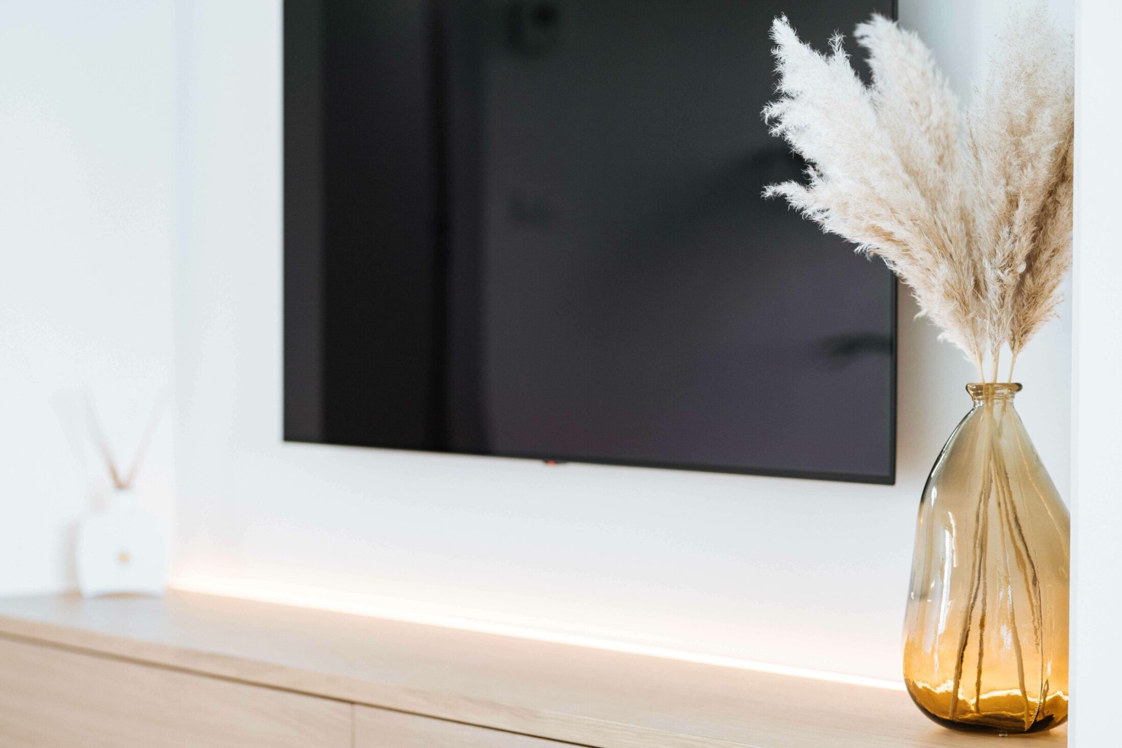 Tv-meubel op maat in eiken met ledverlichting bij een landelijke keuken in Dadizele, Kaster Keukens