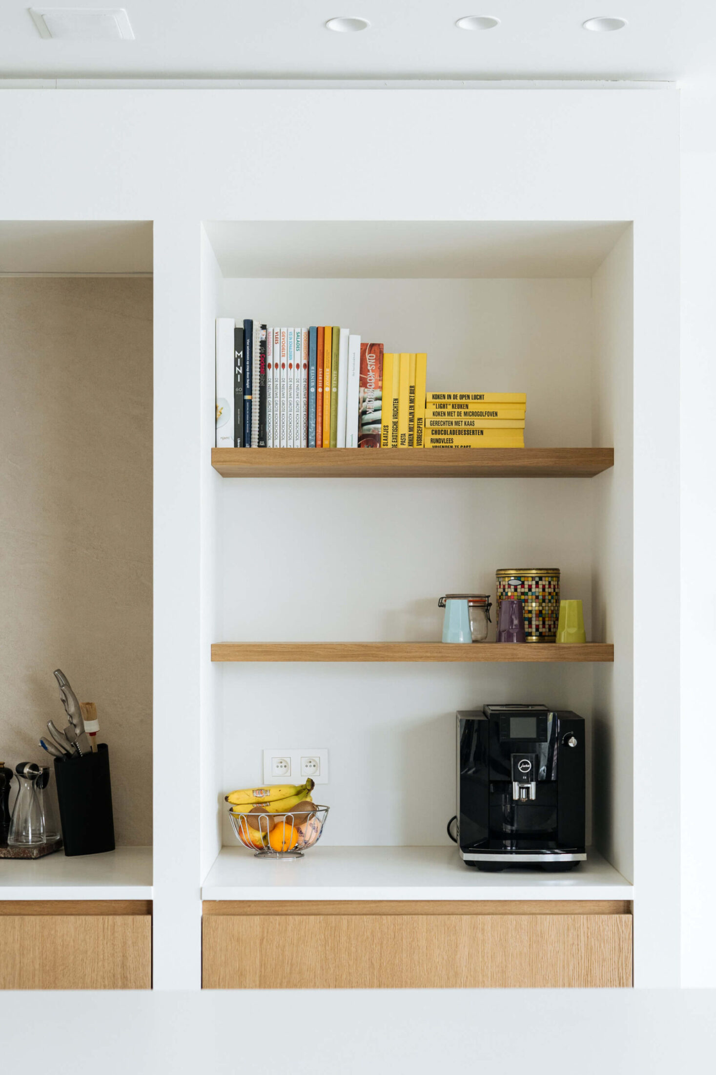 Detail van een landelijke keuken met witte nis, eiken legplanken en koffiemachine in De Haan, Kaster Keukens