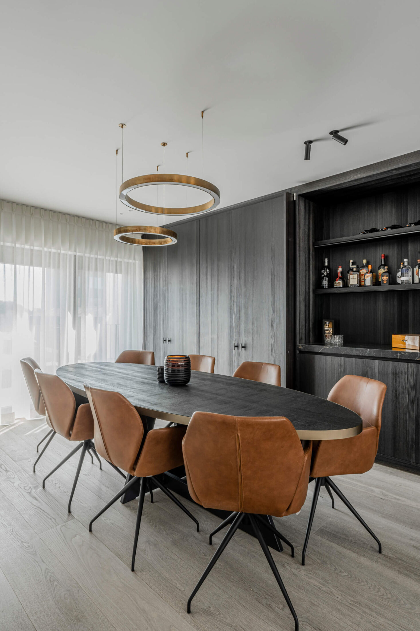 Kastenwand op maat in donker hout met open barkast naast de eettafel, Kaster Keukens