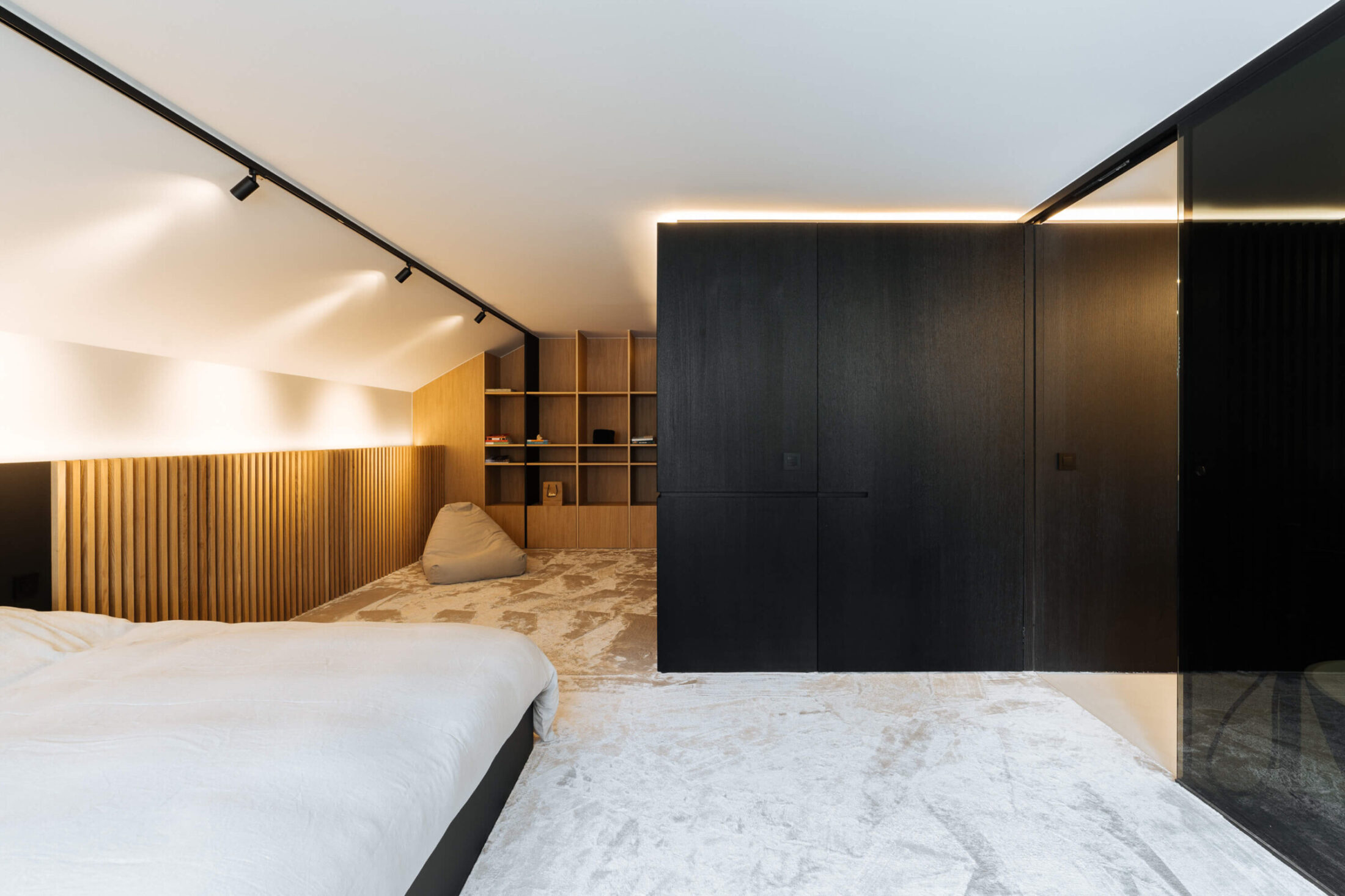 Dressing op maat in zwart hout met eiken lattenwand en open rekken in Roeselare, Kaster Keukens