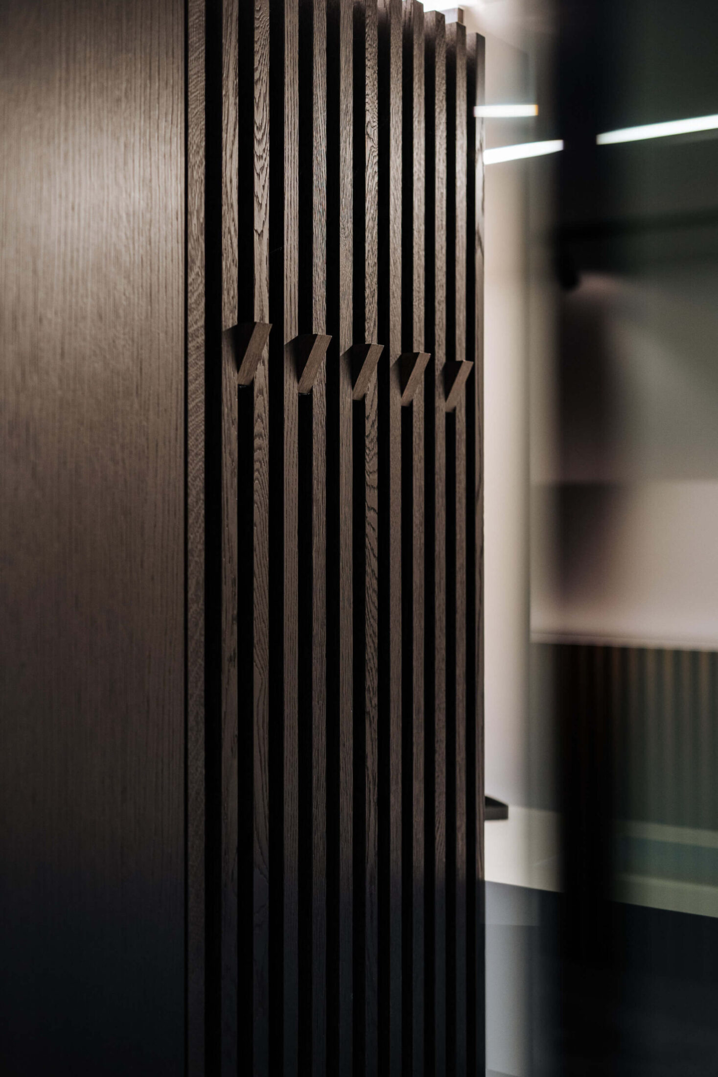 Detail van een dressing op maat met zwarte houten lamellen in Roeselare, Kaster Keukens