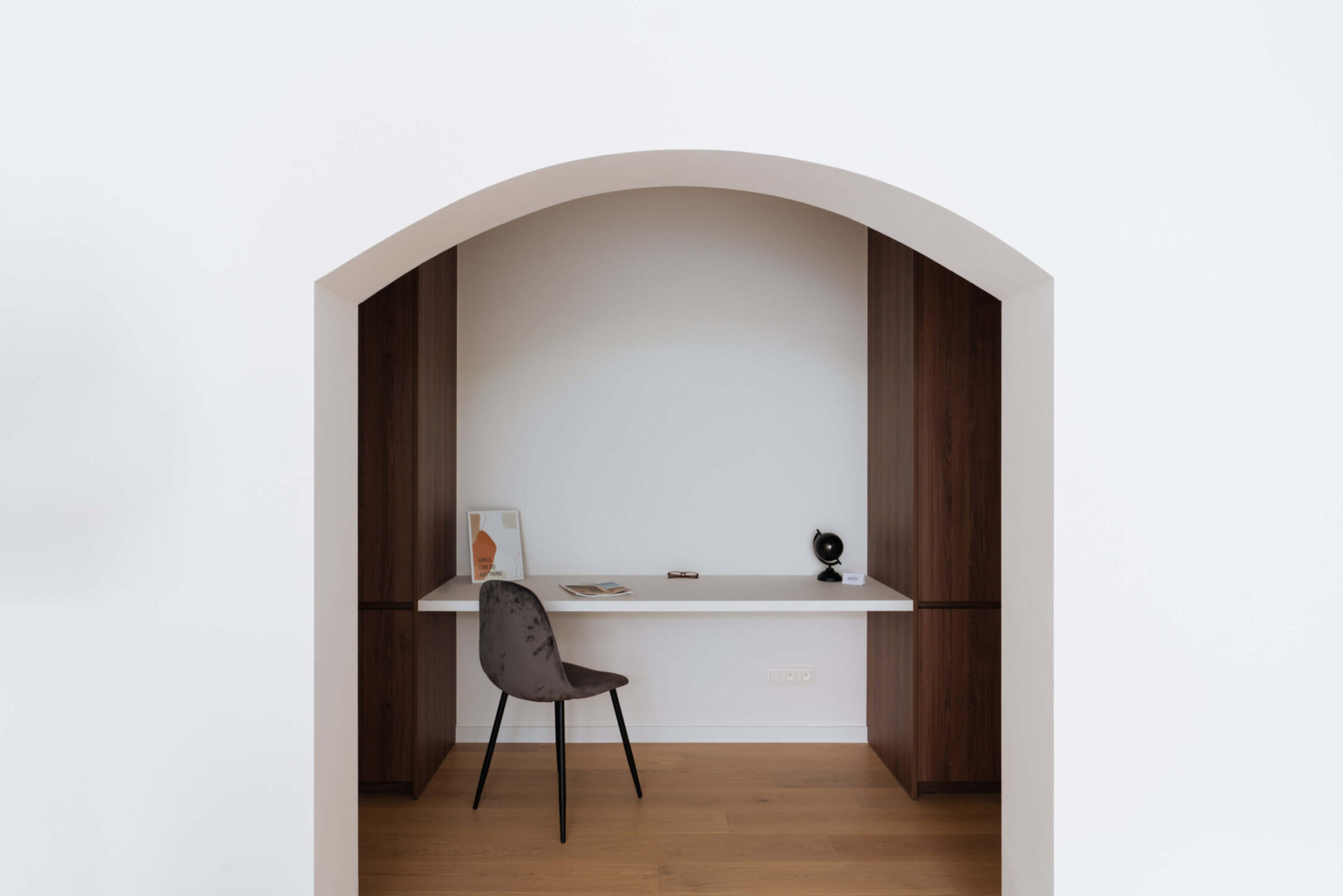 Detail van een moderne keuken met werkplek in een boognis met houten zijwanden, Kaster Keukens