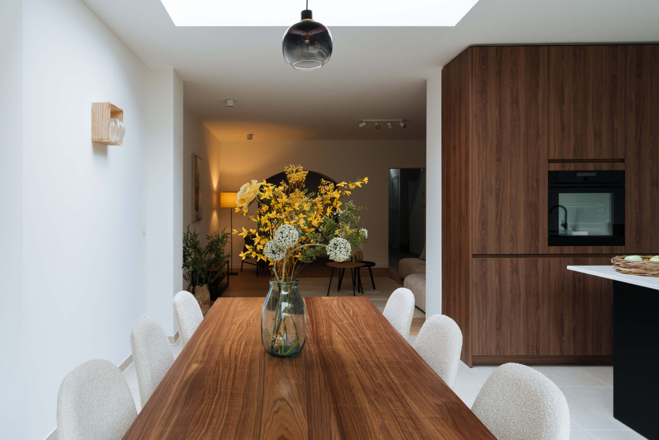 Moderne keuken met notelaar kastenwand en lange houten eettafel, Kaster Keukens