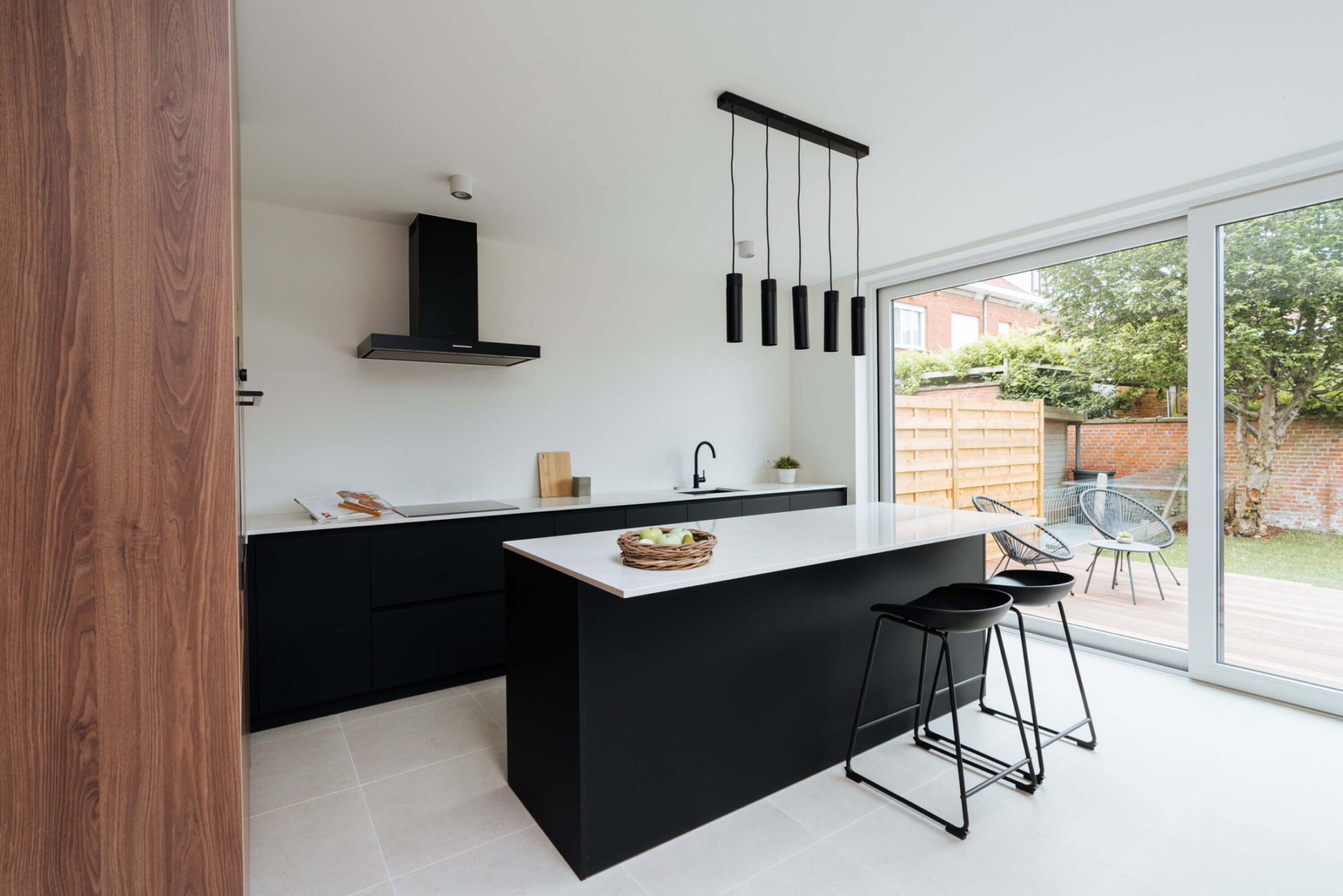 Moderne keuken met zwart eiland, zwarte onderkasten en wit werkblad, Kaster Keukens