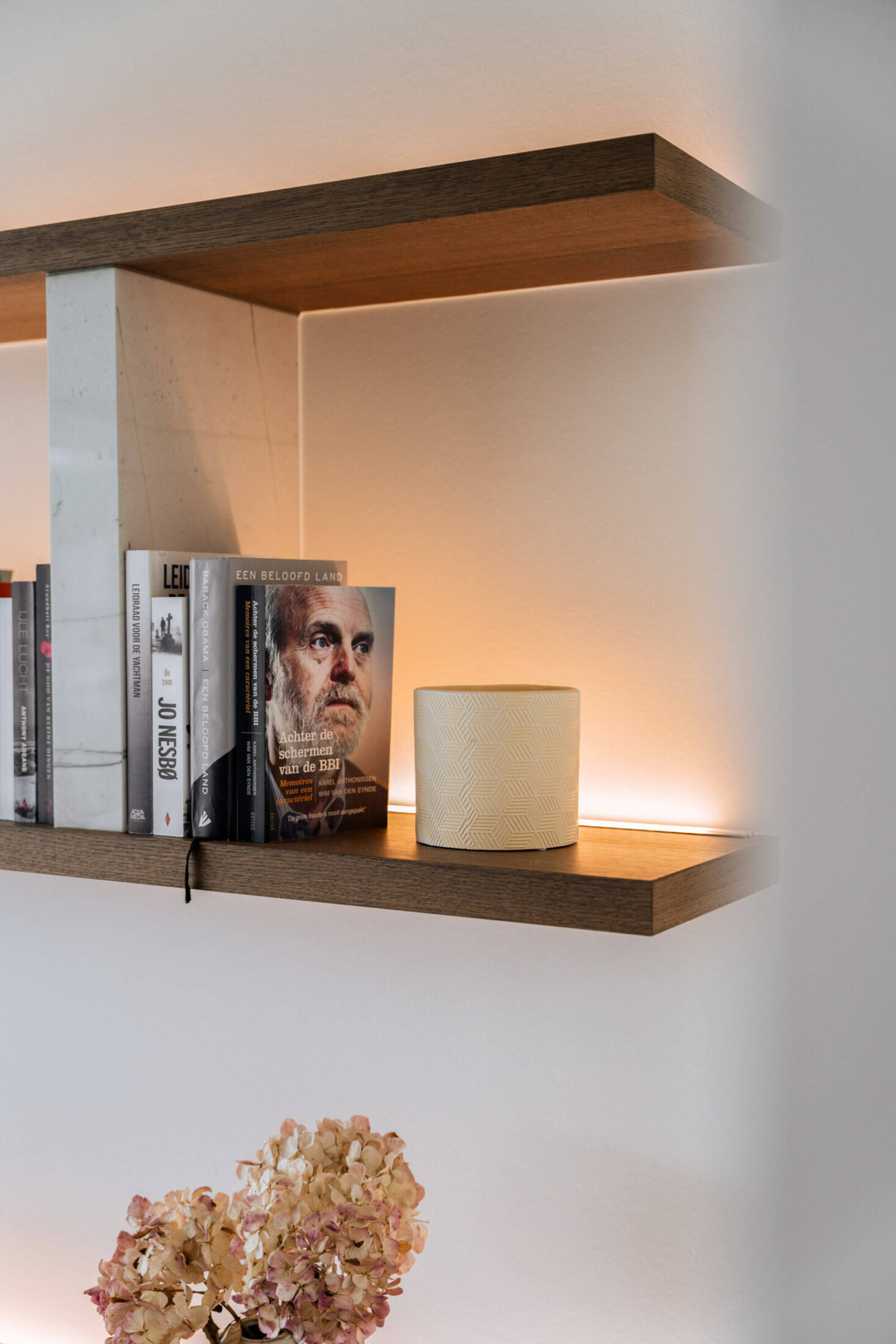 Detail van een moderne keuken met houten zwevende rekken en sfeerverlichting in Gent, Kaster Keukens