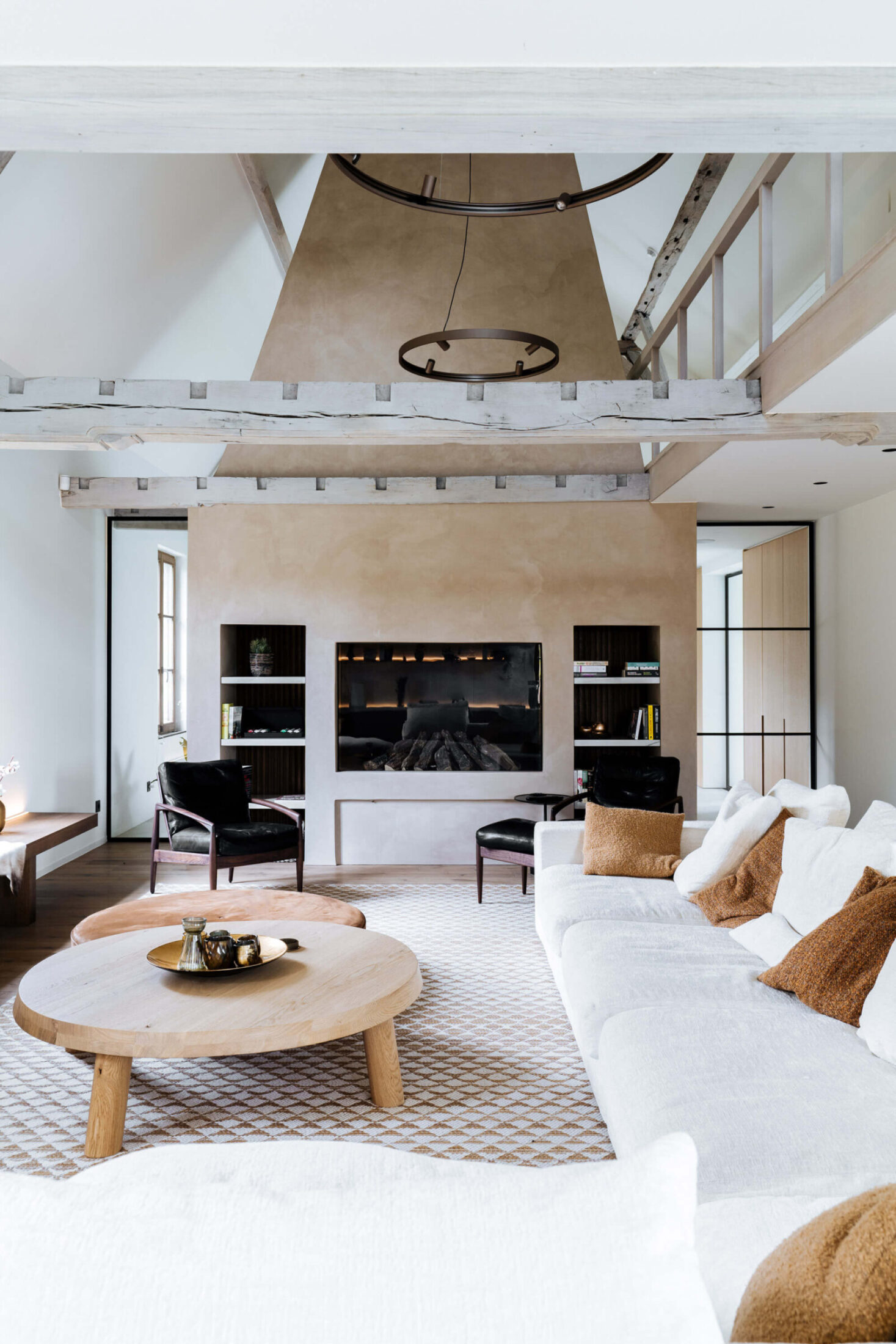 Moderne leefruimte met ingebouwde haard, open kasten en witte zetel in Gent, Kaster Keukens