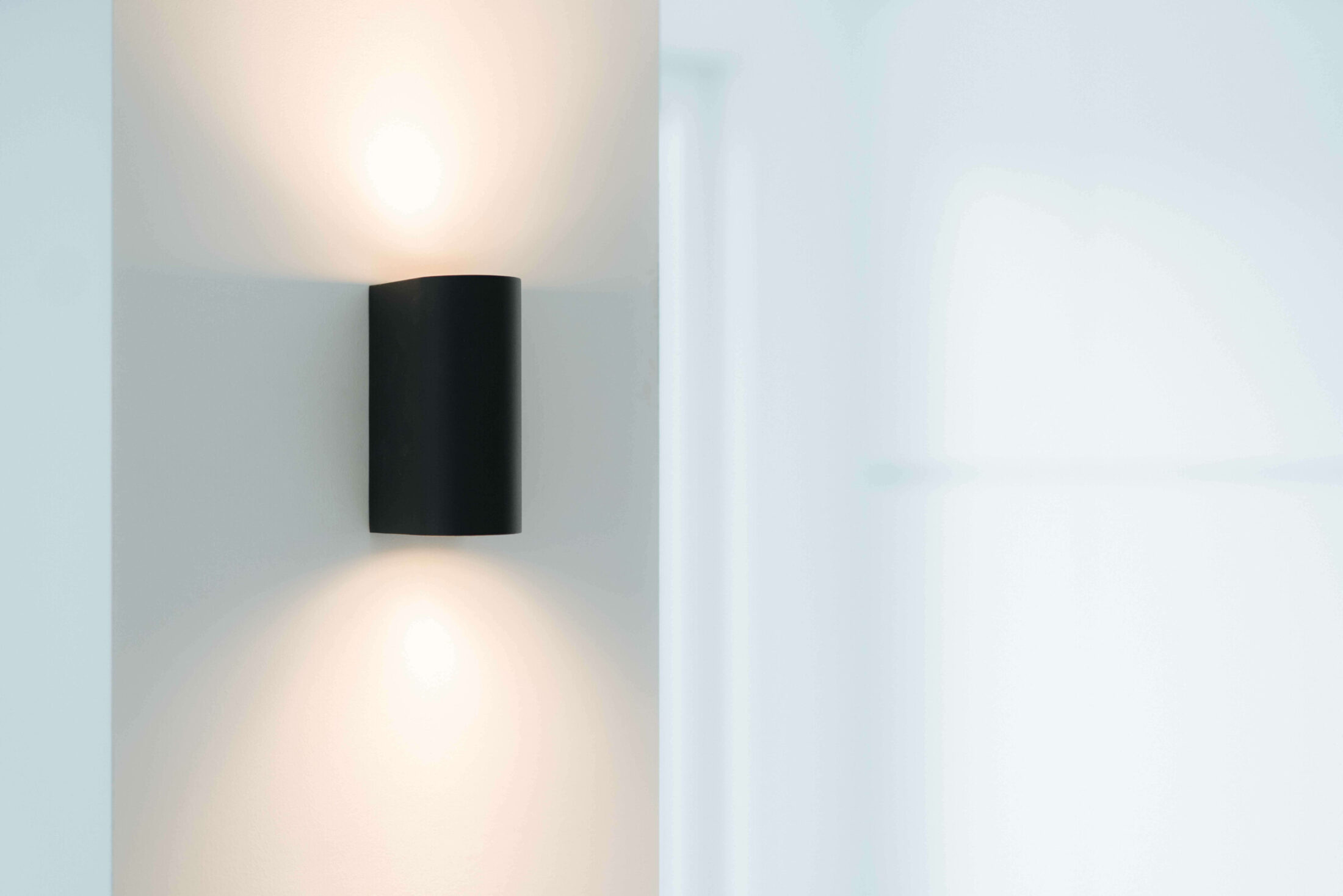 Detail van een moderne keuken met zwarte wandlamp in Kortrijk, Kaster Keukens