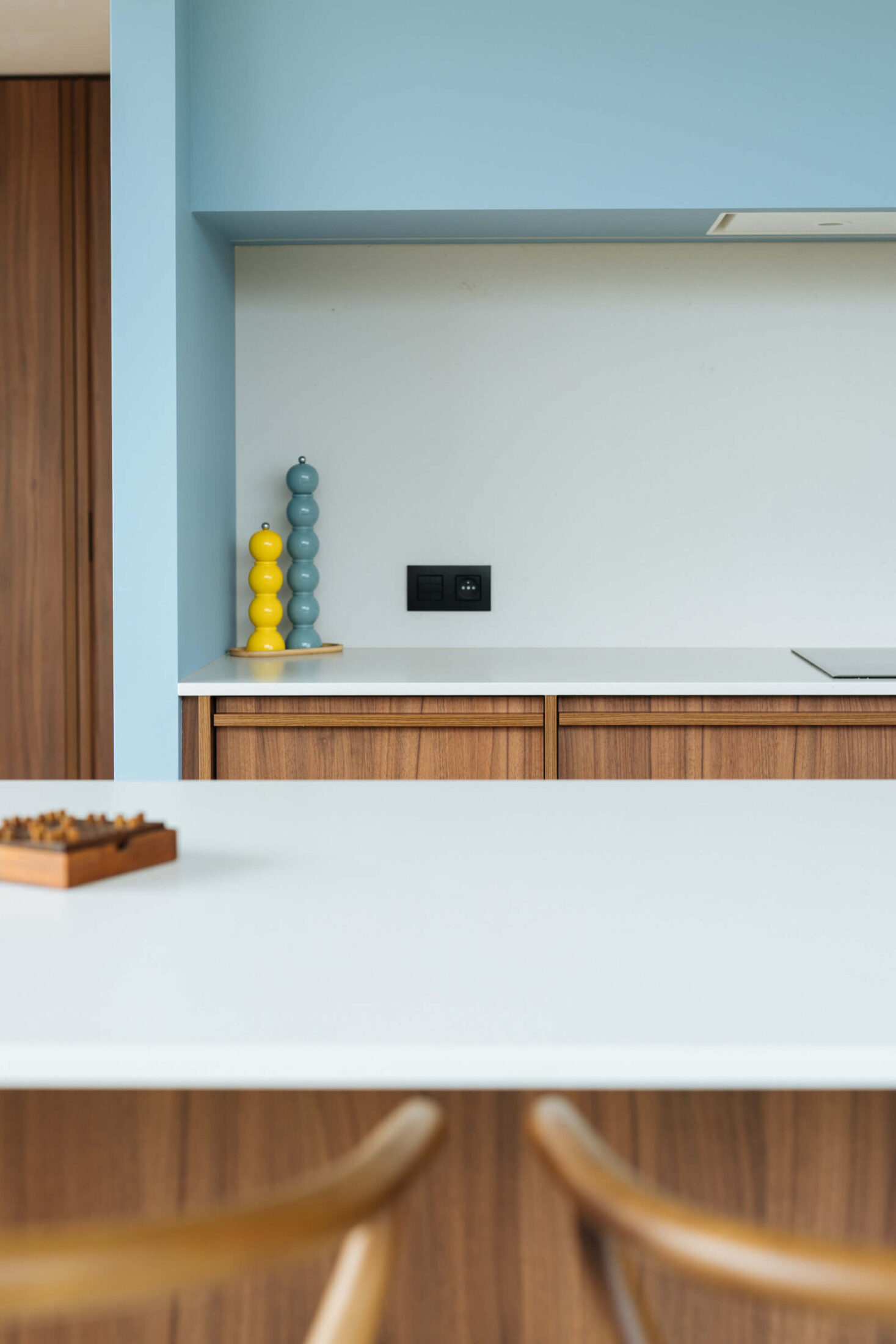 Detail van een scandinavische keuken met lichtblauwe bovenkast en wit werkblad in Ardooie, Kaster Keukens