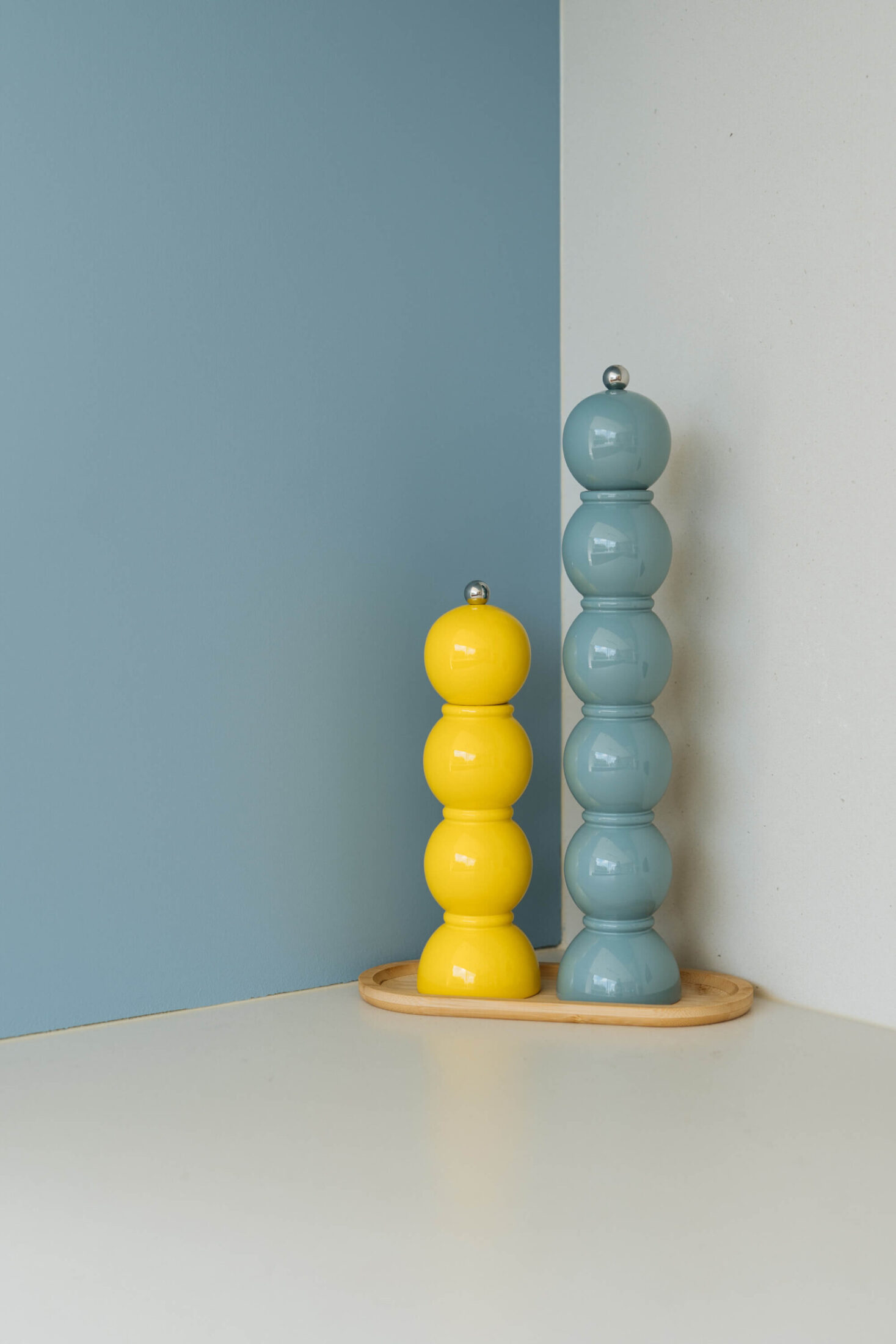 Detail van een scandinavische keuken met lichtblauwe wand en wit werkblad in Ardooie, Kaster Keukens