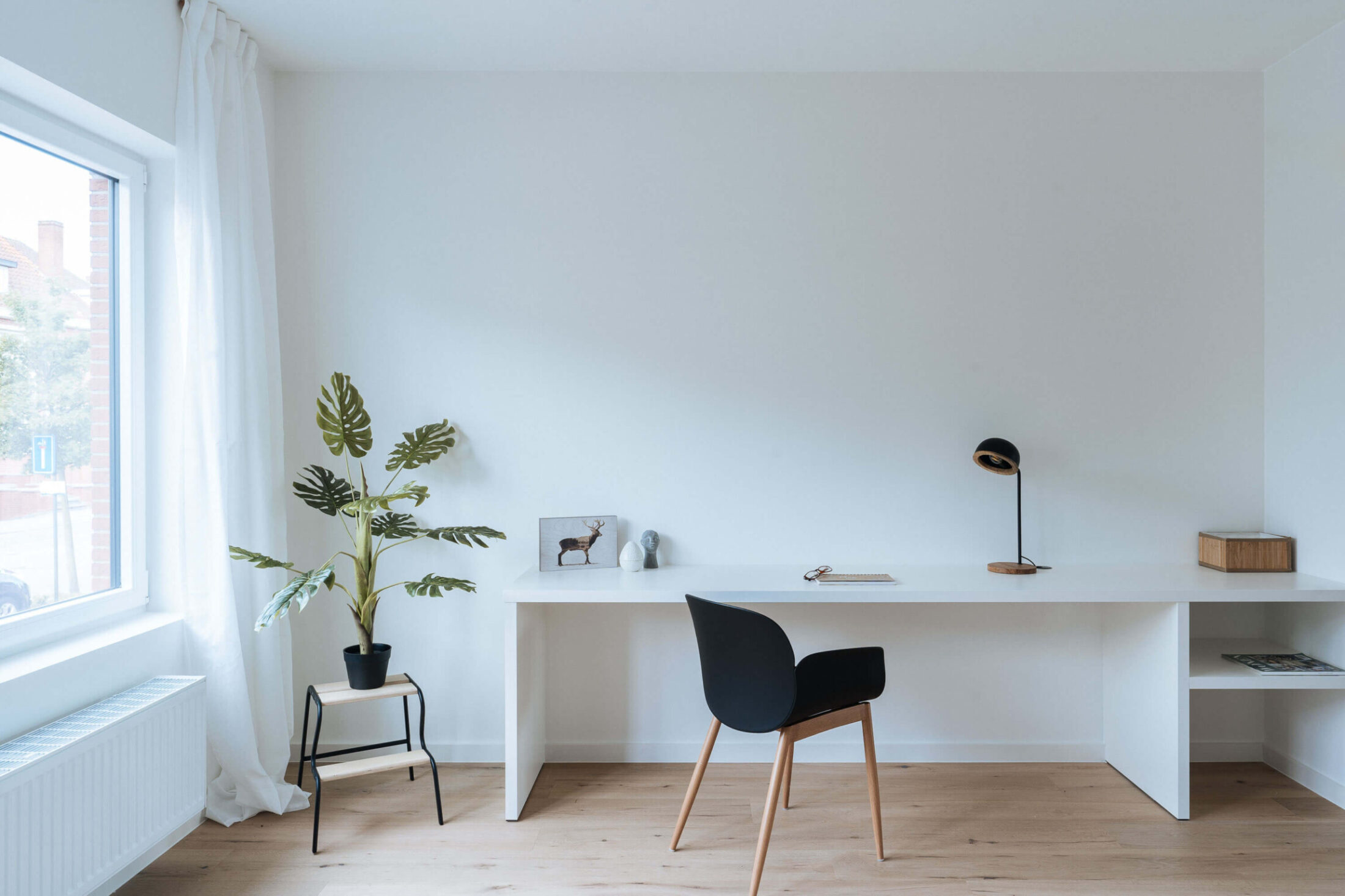 Bureau op maat in wit met lang blad en open rekjes in Kortrijk, Kaster Keukens