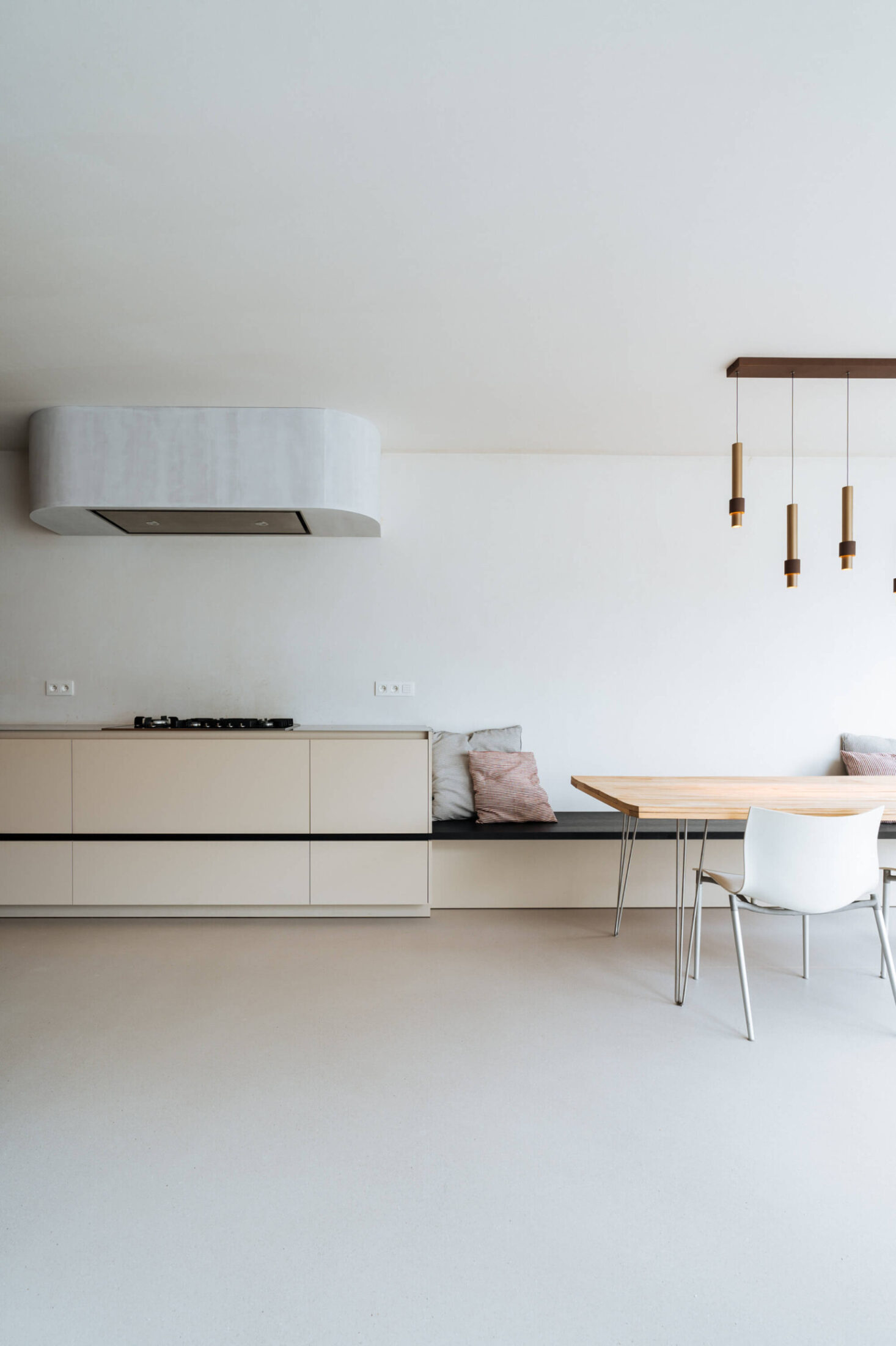 Scandinavische keuken met lichte lange kastenwand en eethoek in Lauwe, Kaster Keukens