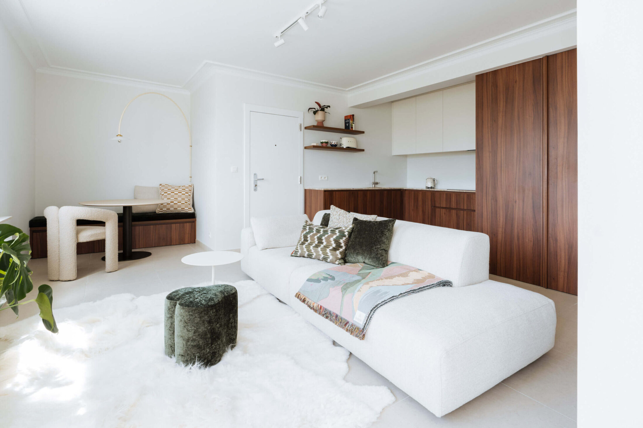 Scandinavische keuken met notelaren kastenwand in een open leefruimte in Oostende, Kaster Keukens