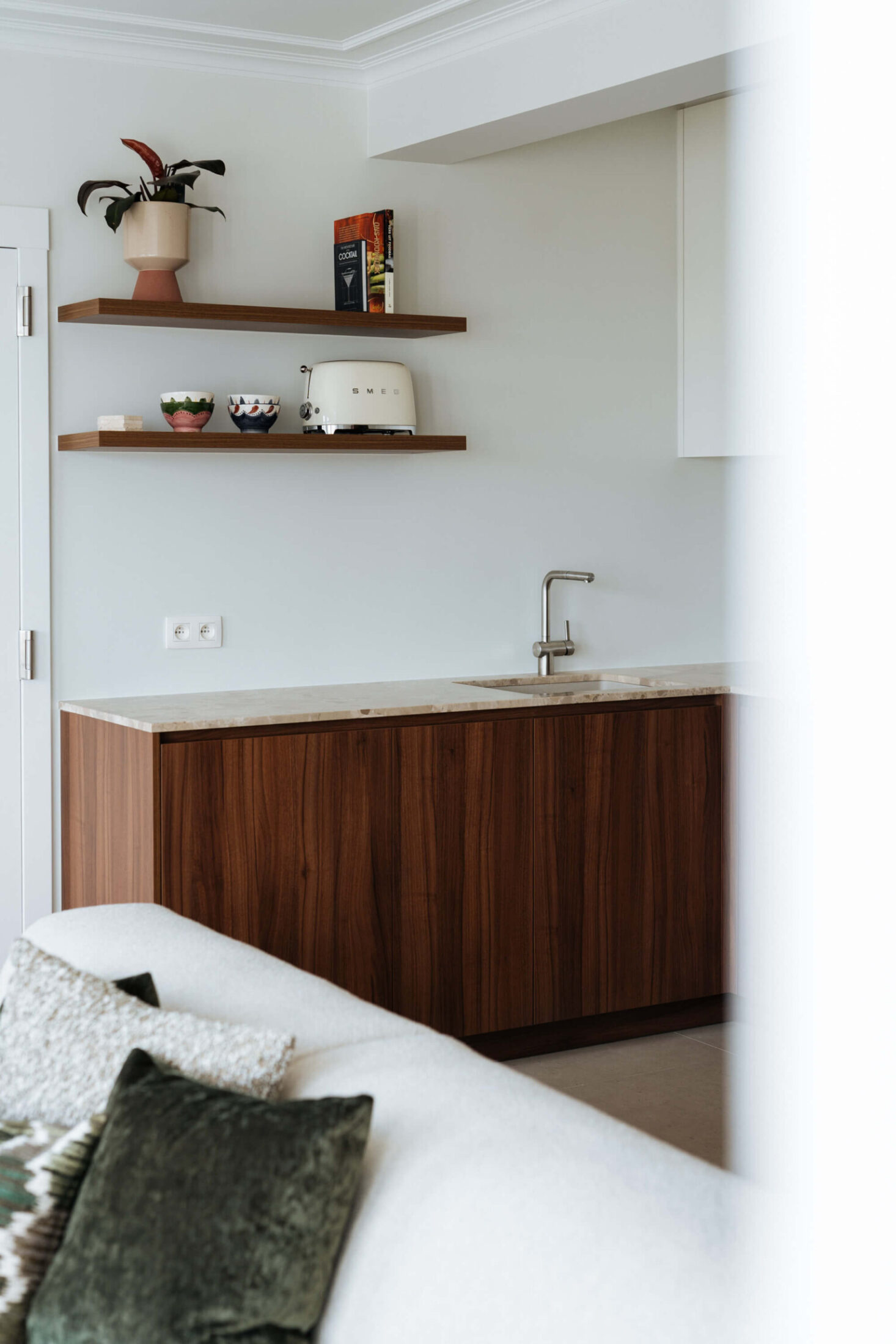 Scandinavische keuken met notelaren onderkasten en houten wandplanken in Oostende, Kaster Keukens