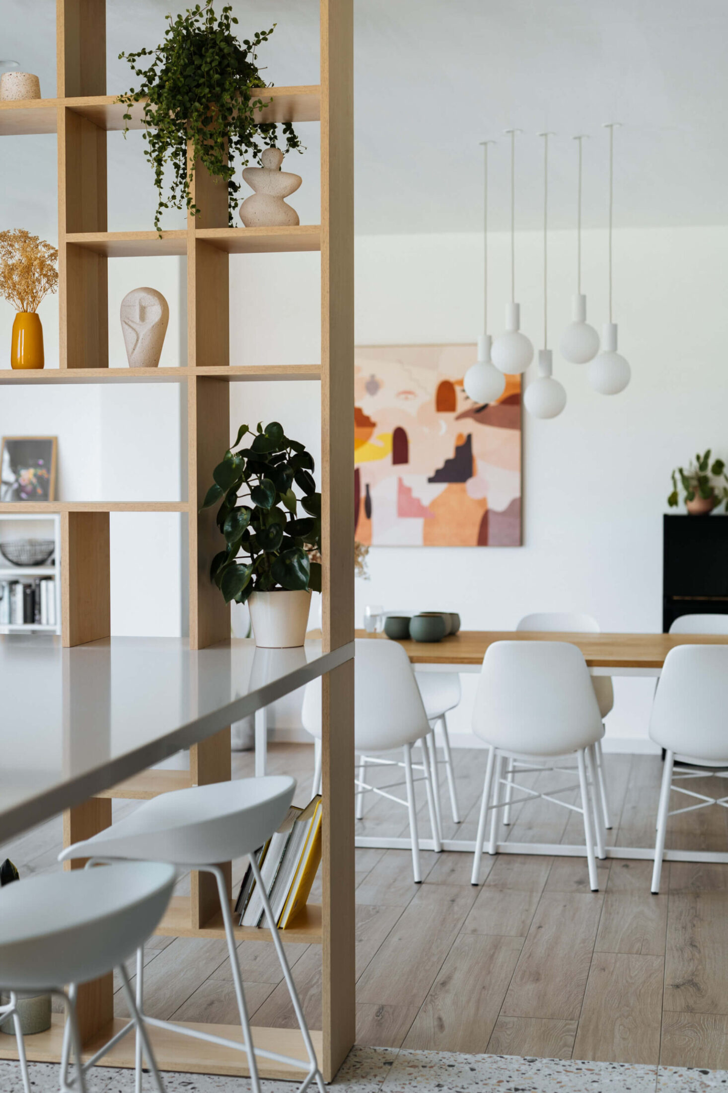 Scandinavische keuken met eiken open wandkast, barkrukken en eettafel in Roeselare, Kaster Keukens