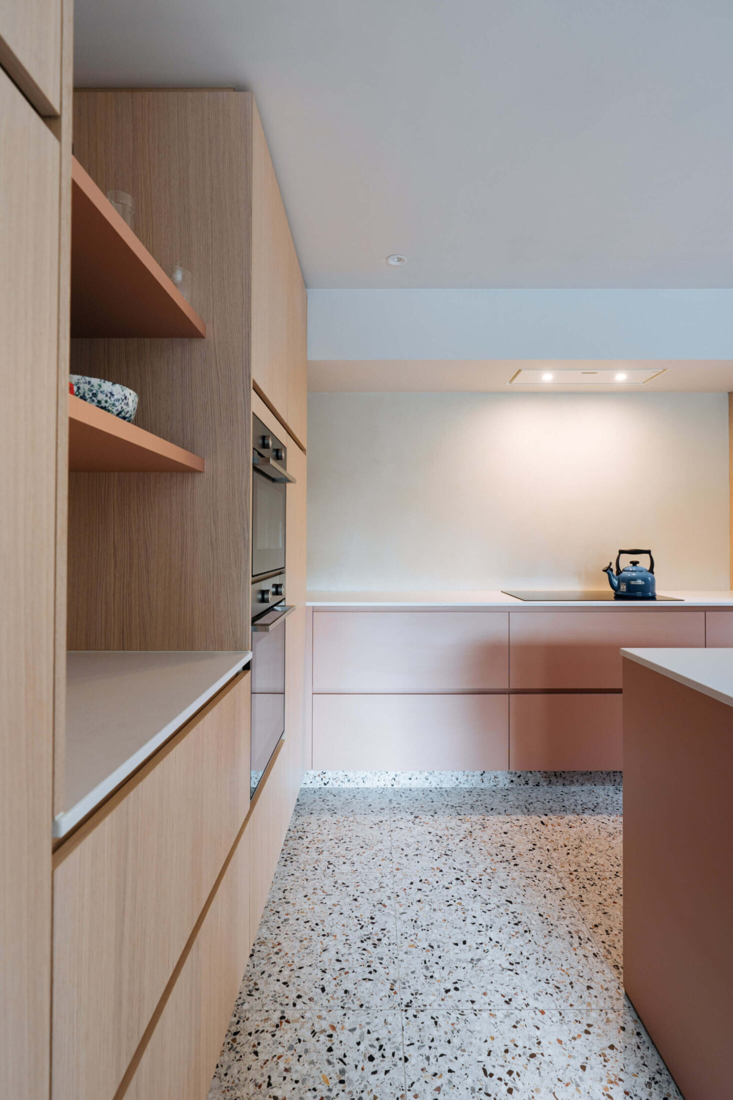 Scandinavische keuken met eiken hoge kasten en terrazzovloer in Zedelgem, Kaster Keukens