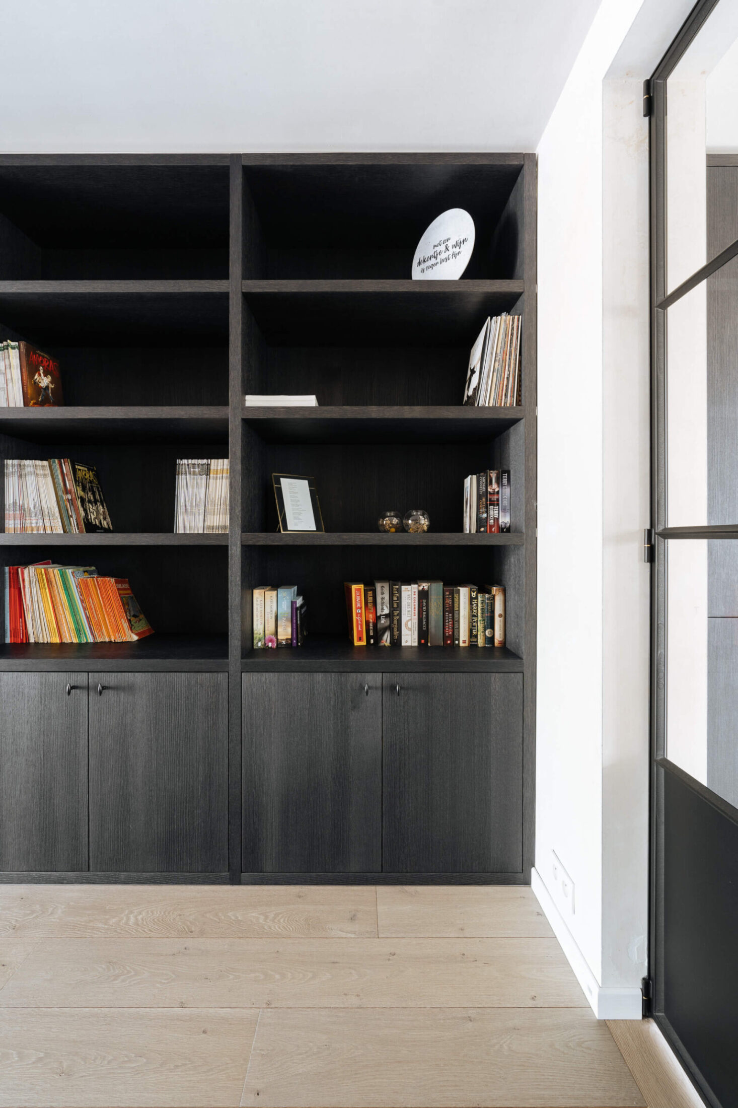 Boekenkast op maat met zwarte open rekken en dichte onderkasten in Lichtervelde, Kaster Keukens