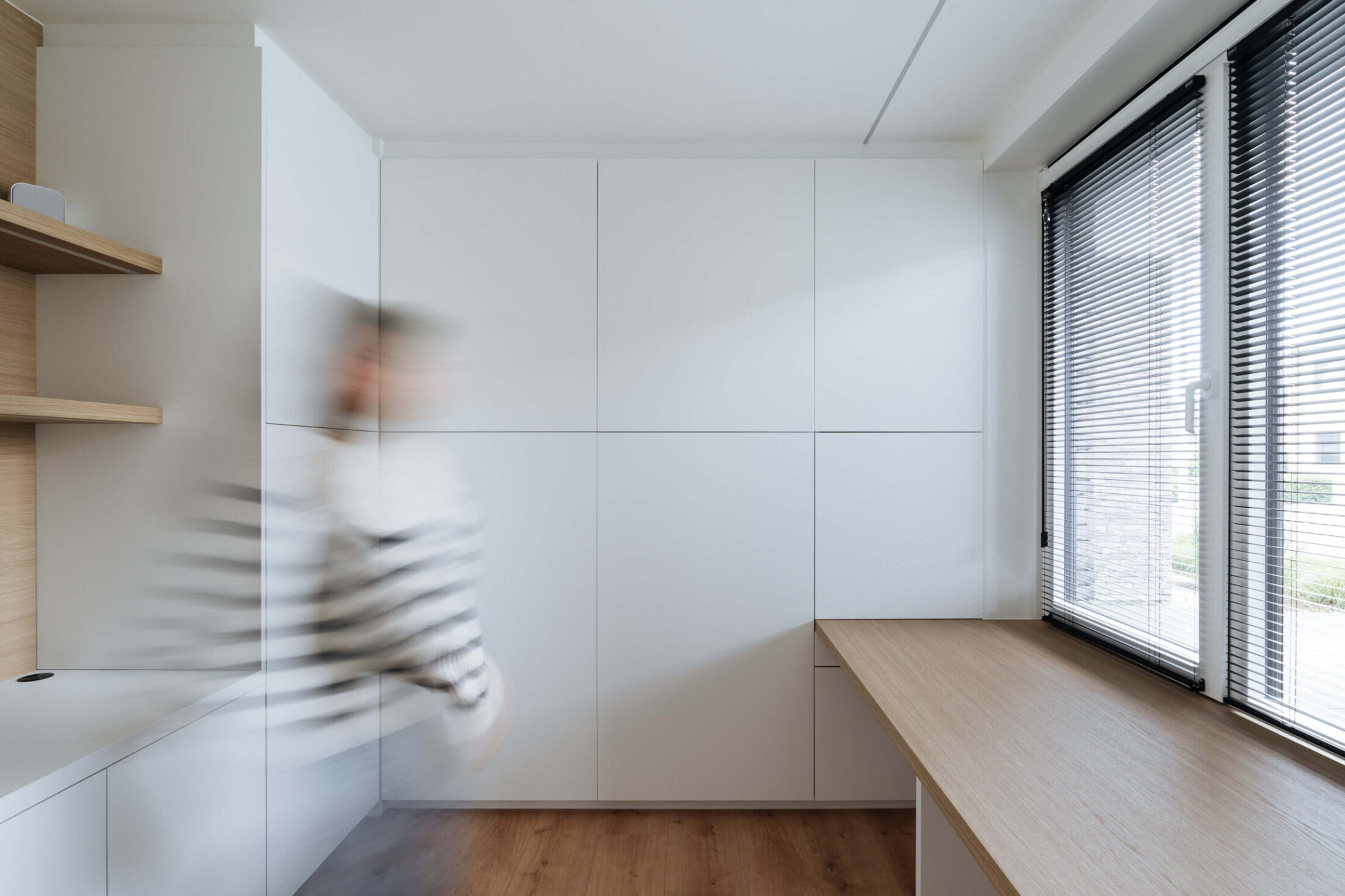 Kastenwand op maat met witte fronten en houten bureaublad onder het raam in Roeselare, Kaster Keukens