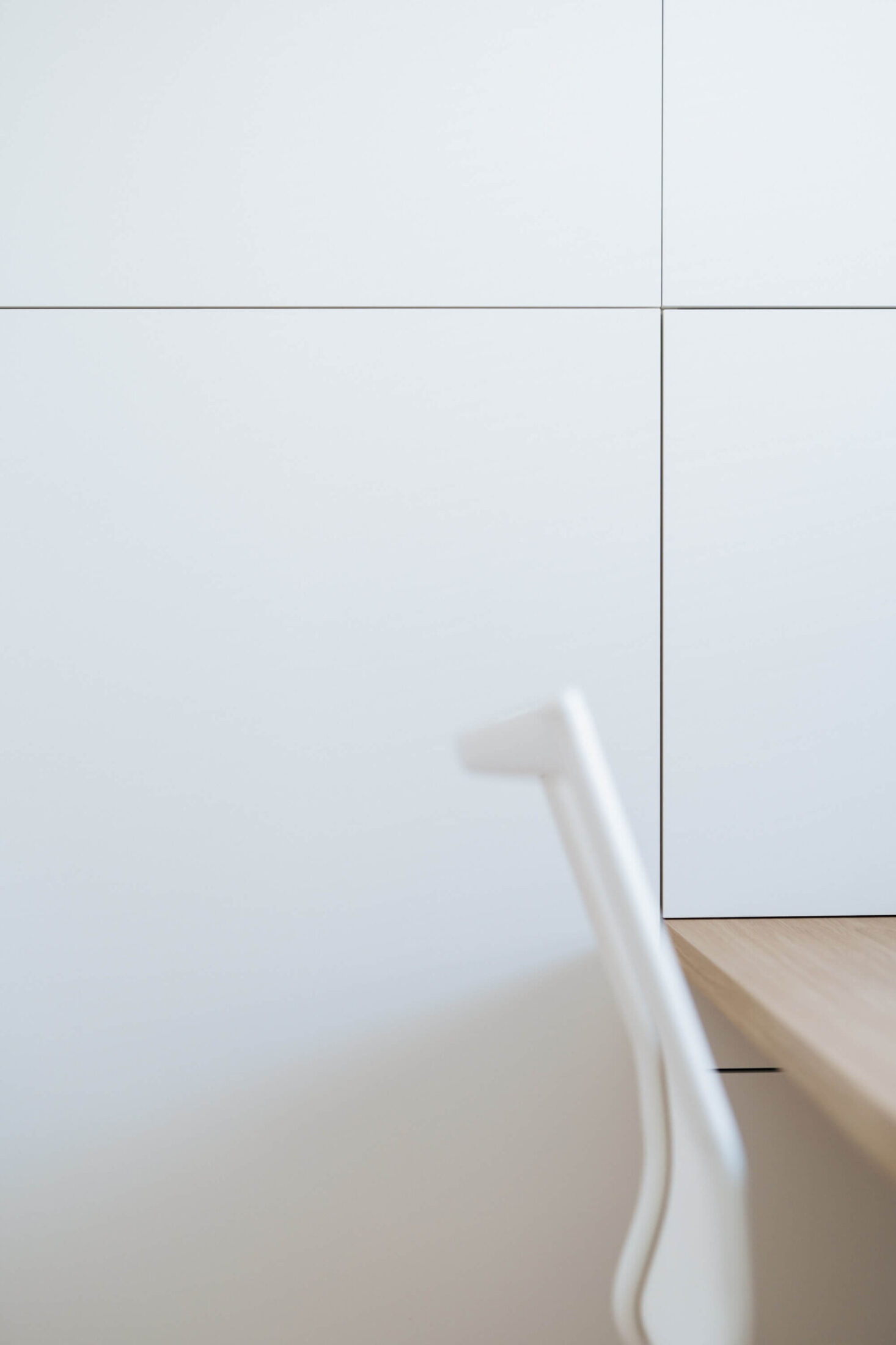 Detail van een bureau op maat met witte kasten en bureaustoel in Roeselare, Kaster Keukens