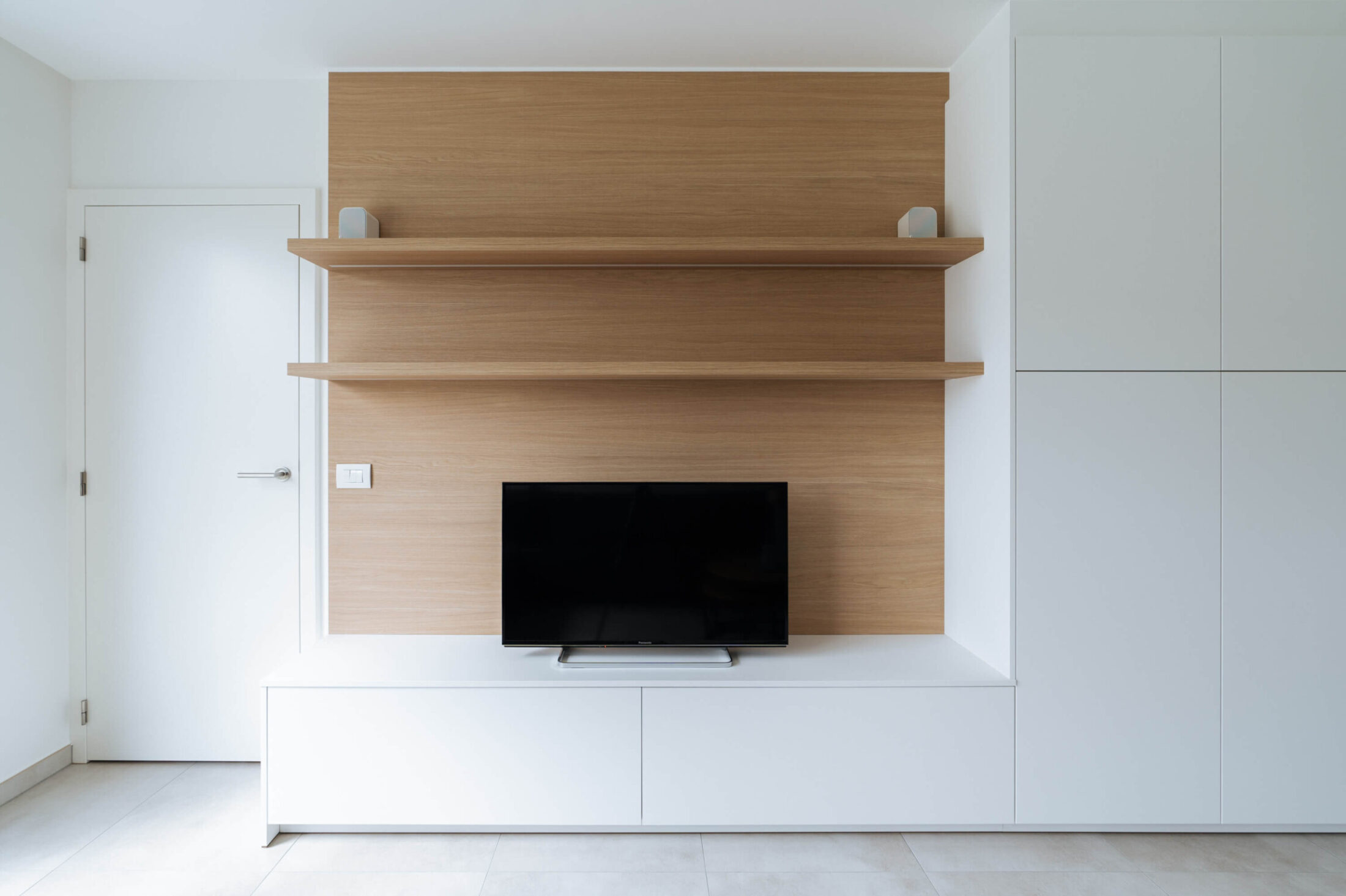Tv-meubel op maat met eiken achterwand, planken en witte kasten in Roeselare, Kaster Keukens