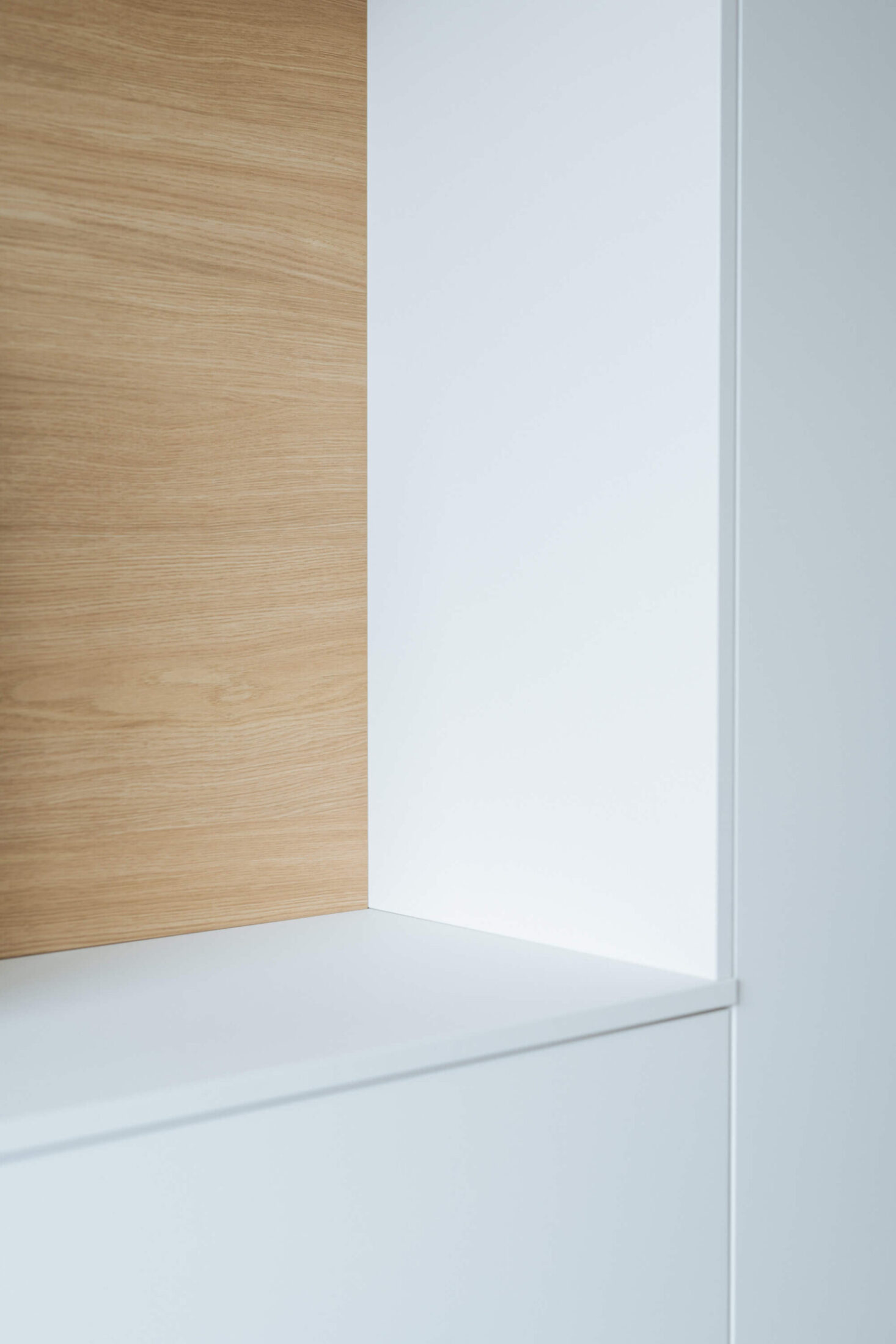 Detail van een witte kast op maat met eiken nis in Roeselare, Kaster Keukens