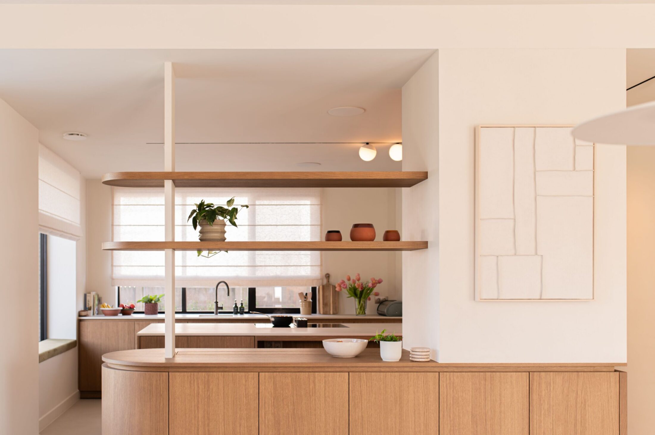 Scandinavische keuken met eiken schiereiland en open wandrekken, gezien vanuit de leefruimte in Roeselare, Kaster Keukens
