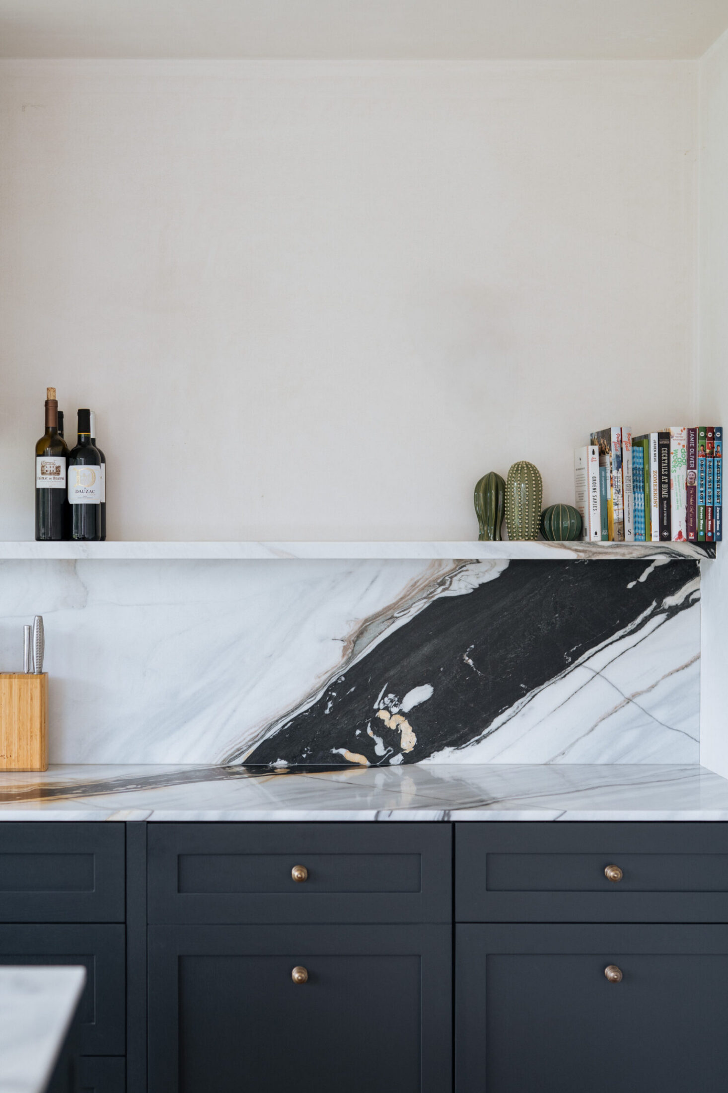 hedendaagse klassieke cottagekeuken met marmer werkblad