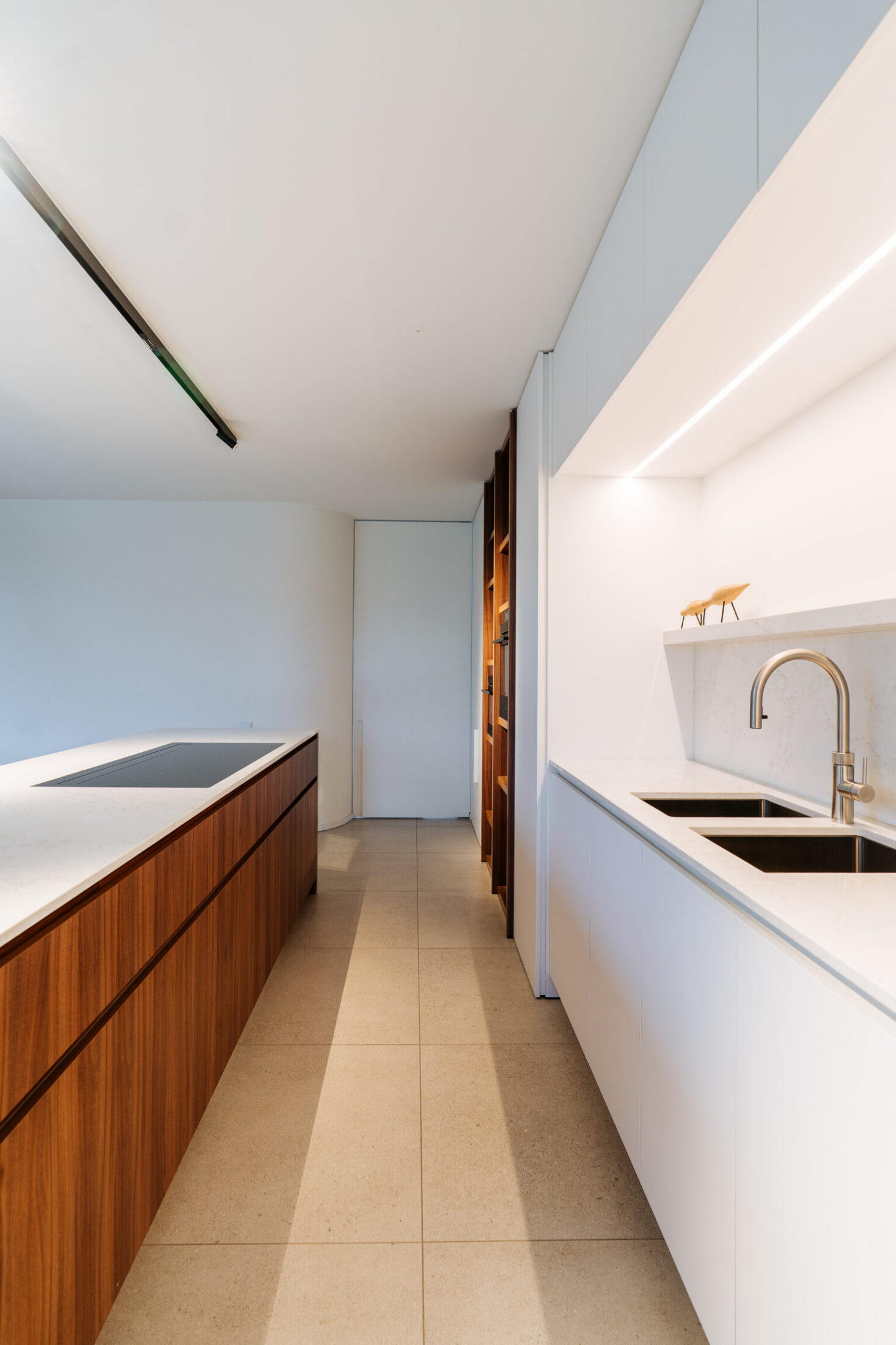 Moderne keuken met twee parallelle werkbladen, houten fronten en witte kasten in Drongen, Kaster Keukens