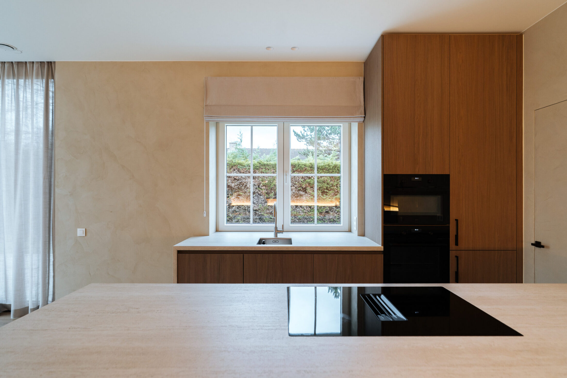 Moderne keuken met kookeiland in laminaat Master Oak double fumed en keramisch werkblad Living Ceramics Verso Vein Cut Light soft