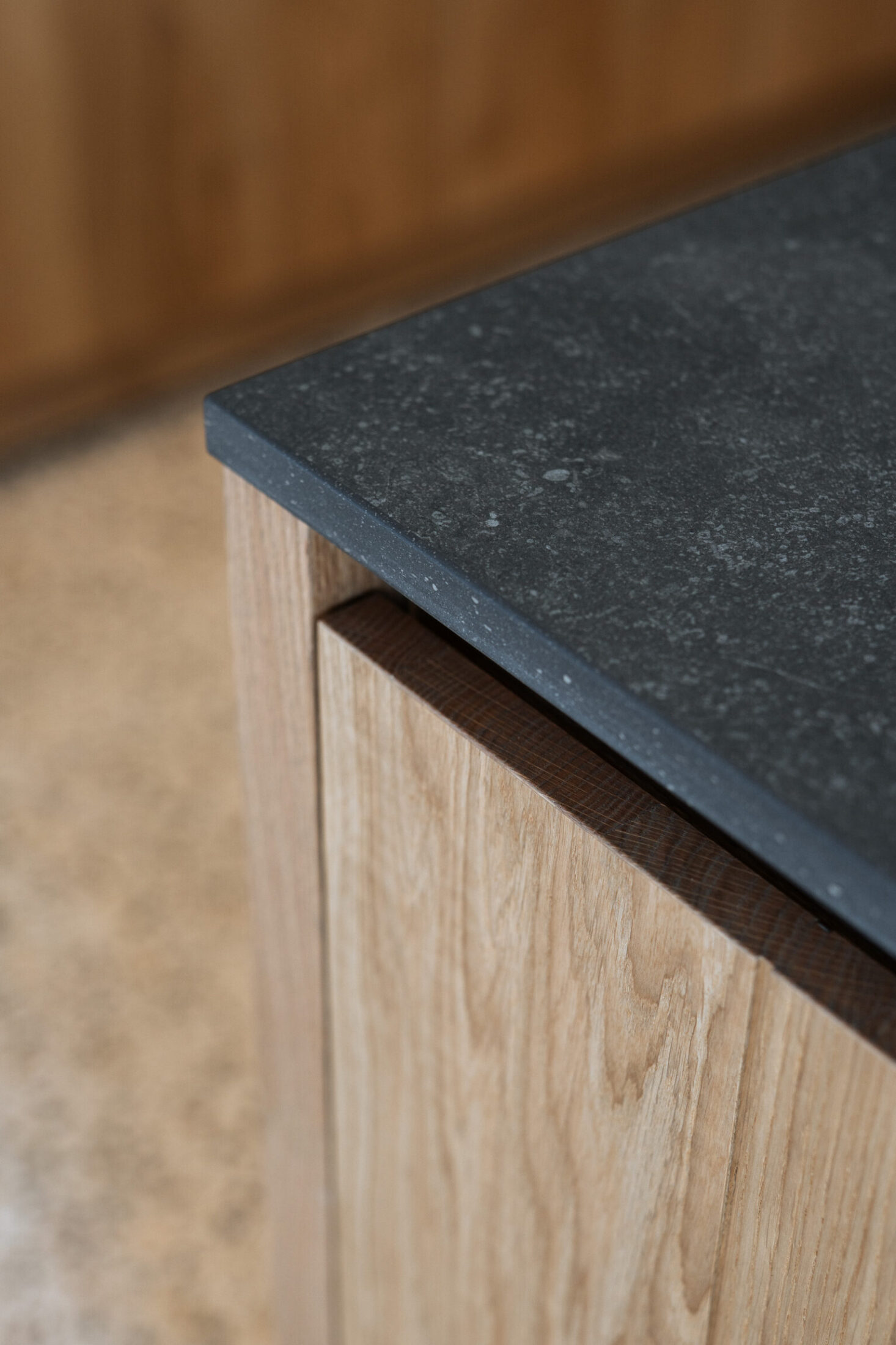 Detail van een moderne keuken met donker werkblad op eiken fronten in Kortrijk, Kaster Keukens