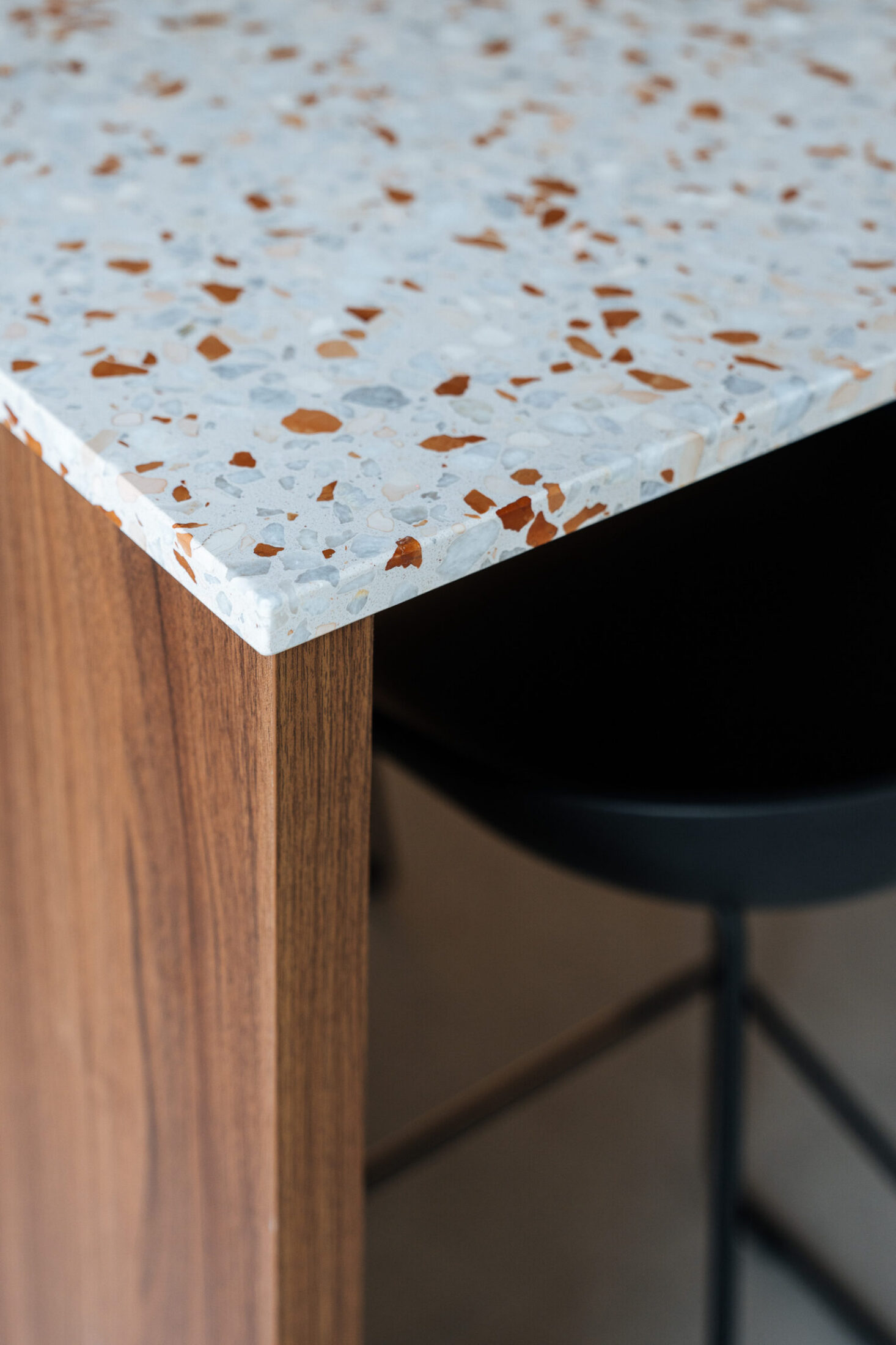Detail van een moderne keuken met terrazzo blad op een notelaar eiland in Merelbeke, Kaster Keukens