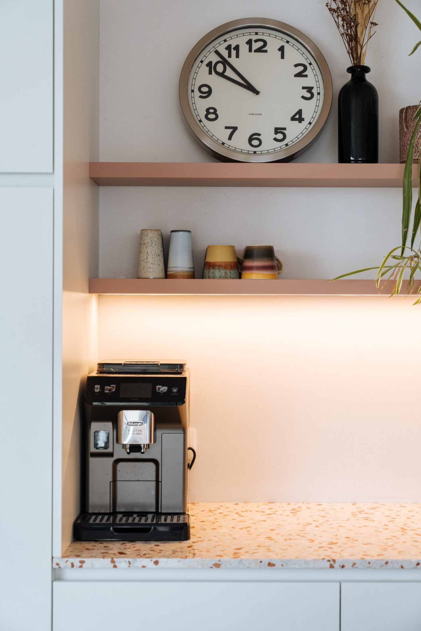 Detail van een moderne keuken met open rekken, koffienis en terrazzo werkblad in Merelbeke, Kaster Keukens