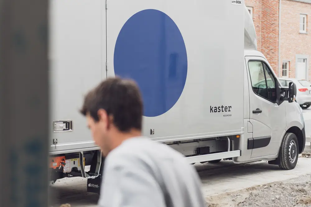 Bestelwagen van Kaster Keukens: op tien minuten van Izegem voor opmeting en plaatsing