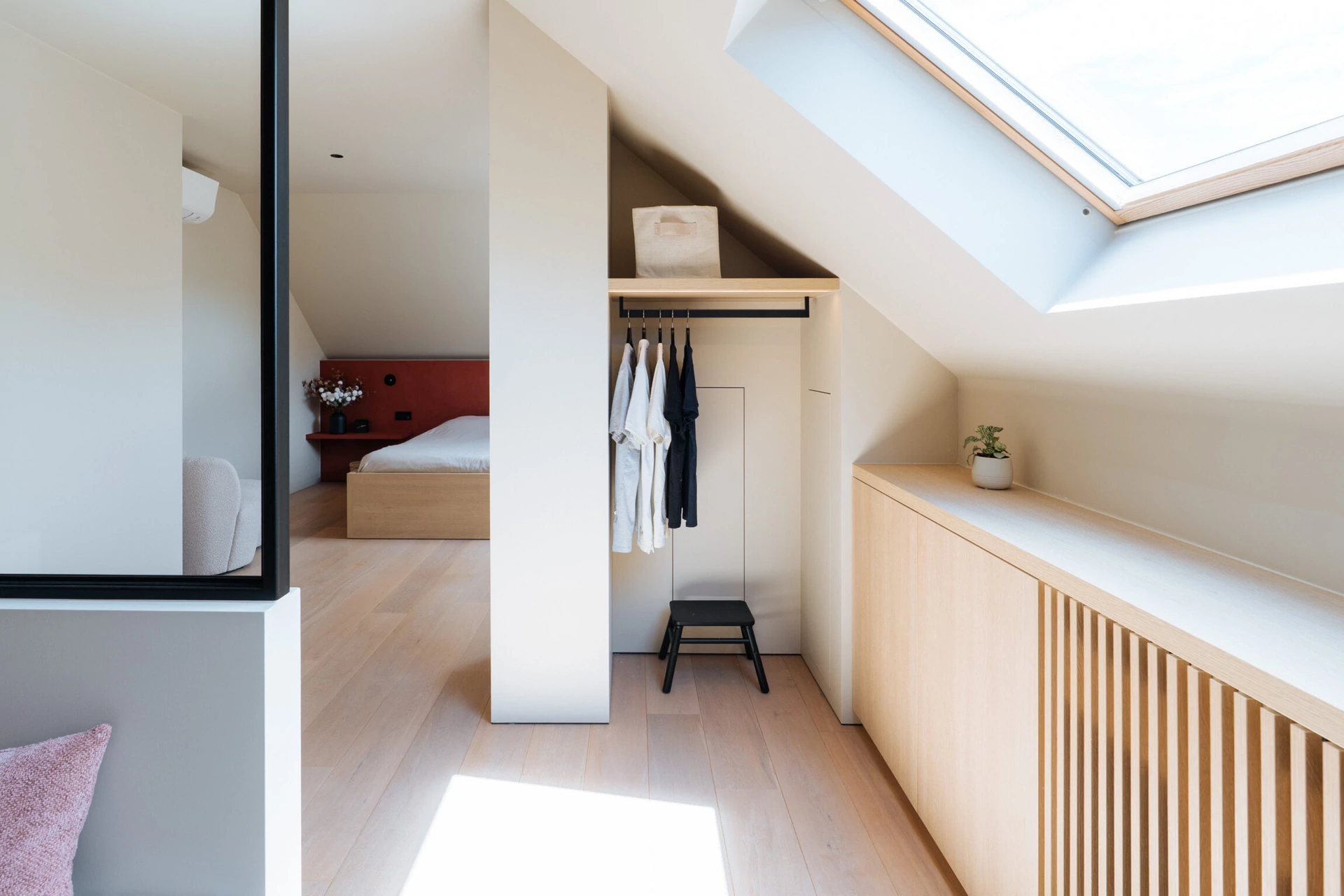 Dressing op maat onder een schuin dak met open hanggedeelte