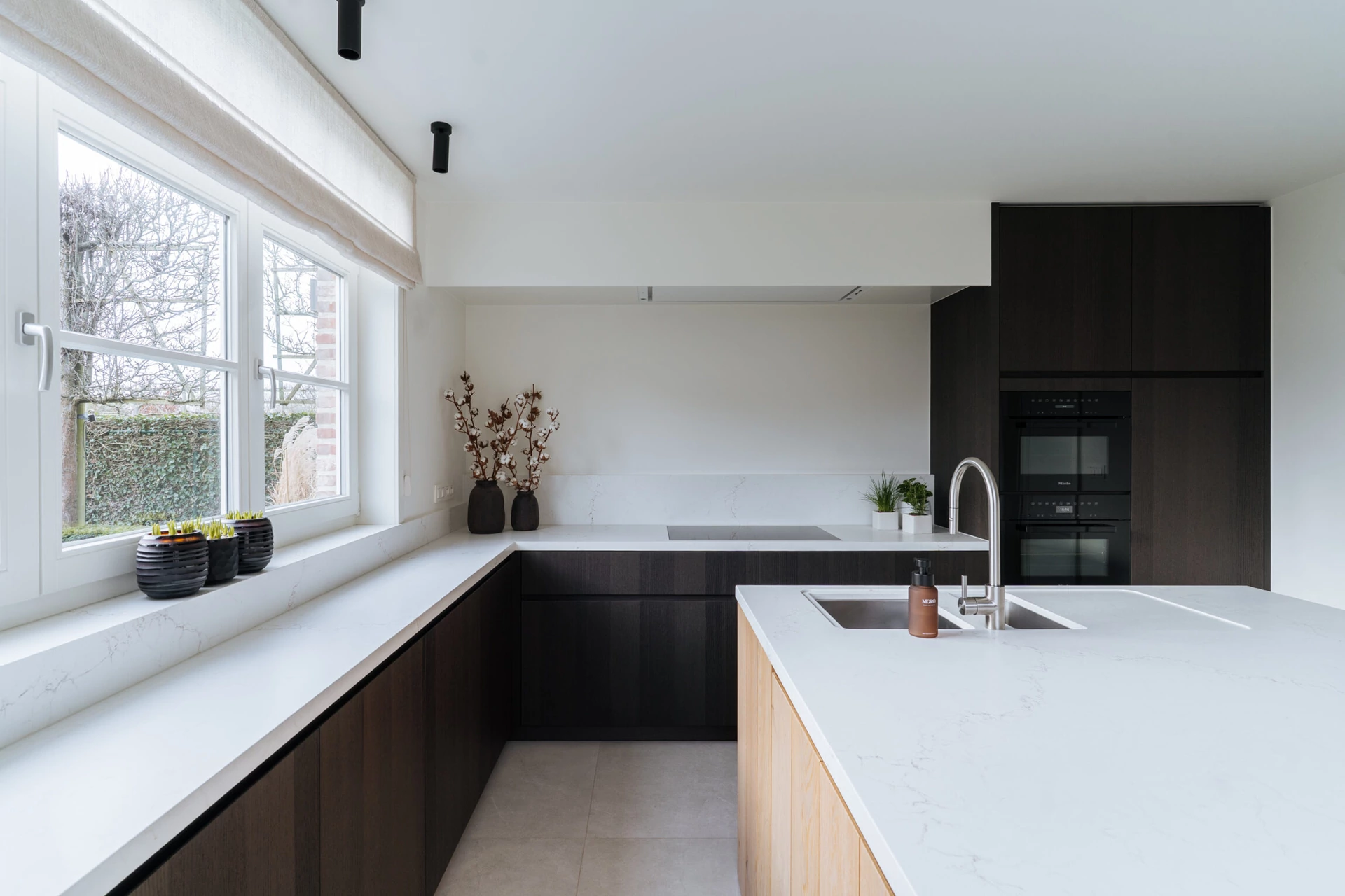 Keuken met kookeiland op maat en ruime doorloopruimte rond het eiland