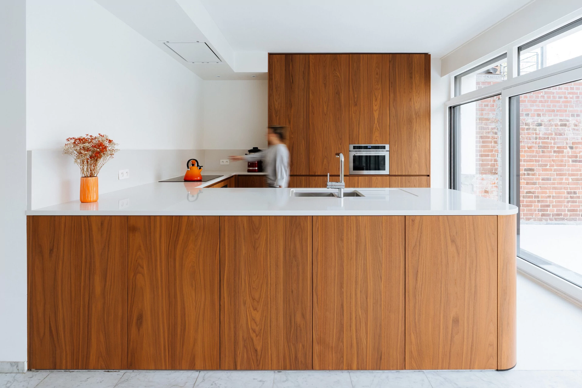 Keuken op maat in notelaar met eiland, voor renovatie of nieuwbouw in de regio Kortrijk