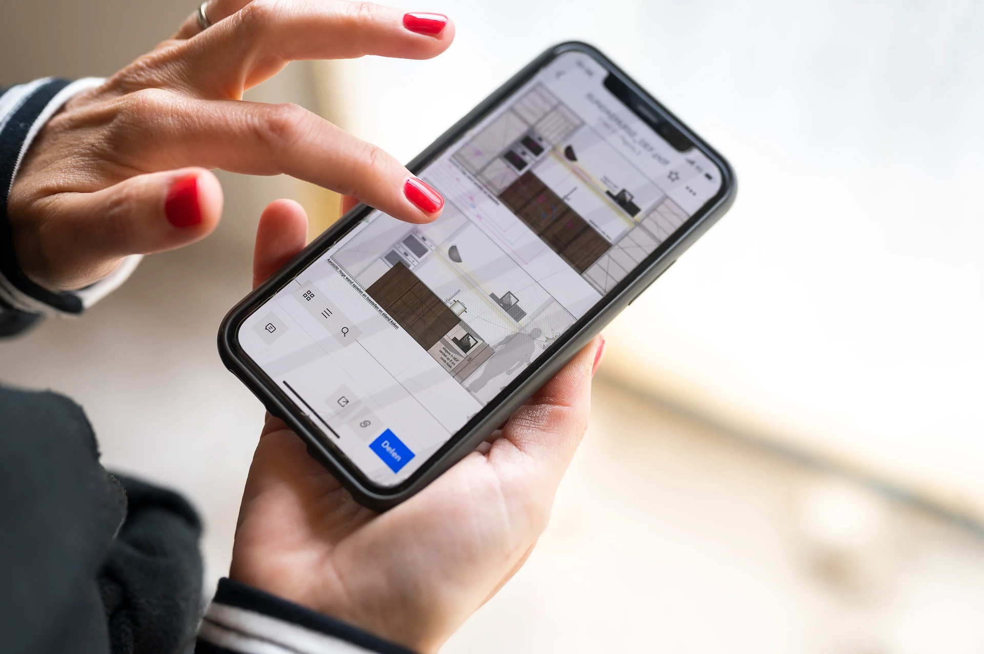 Keukenontwerp op een smartphone bekijken, vroeg in het nieuwbouwproject samen met je keukenbouwer