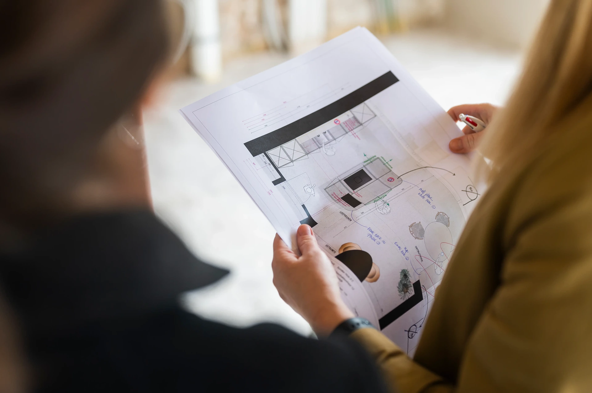 Keukenplan bekijken in een woning in verbouwing, bij de afweging of een keukenrenovatie de juiste keuze is