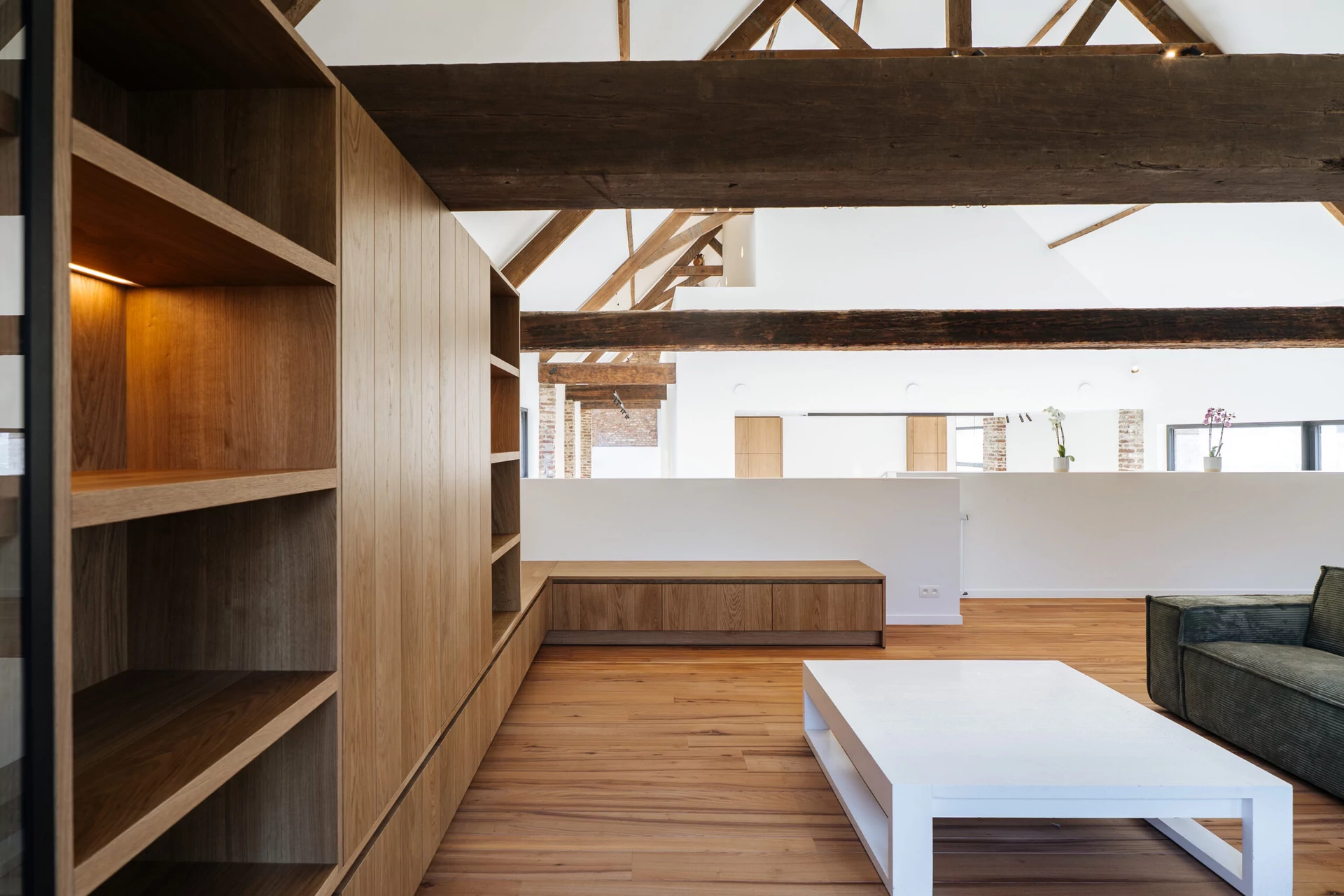 Maatwerk in een oudere woning met houten balken, zoals in veel Brugse panden