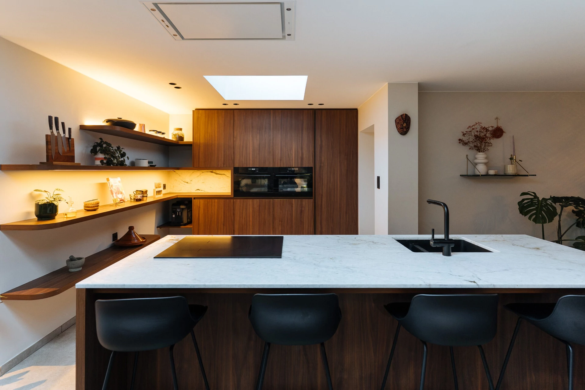 Moderne keuken op maat met kookeiland en barkrukken, realisatie van Kaster Keukens voor de regio Kortrijk