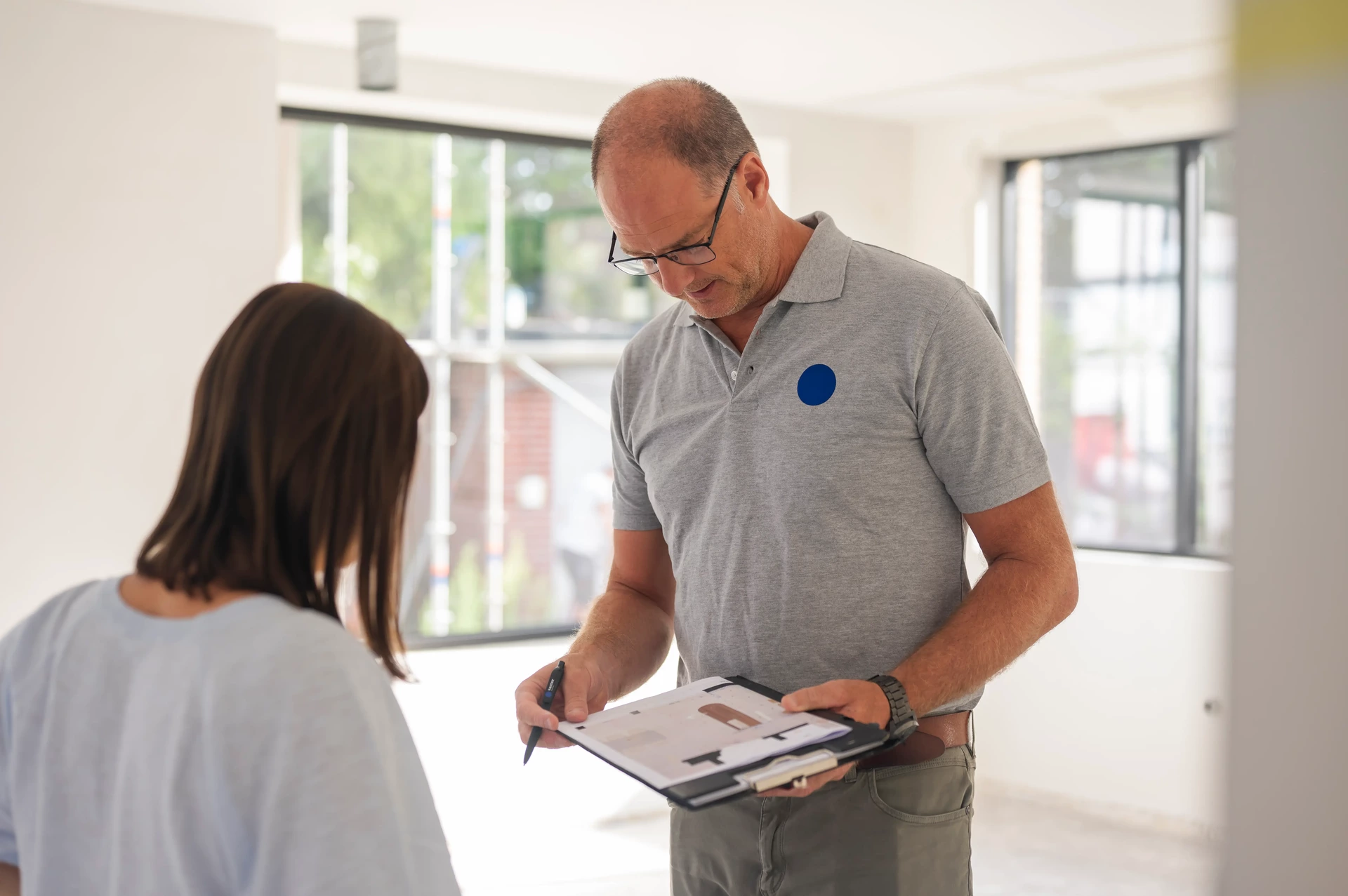 Opmeting bij de klant thuis door Kaster Keukens, de eerste stap van een keukenrenovatie