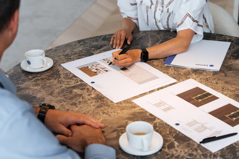 Overleg over plannen en materialen voor een nieuwbouwkeuken, afgestemd met architect en aannemer