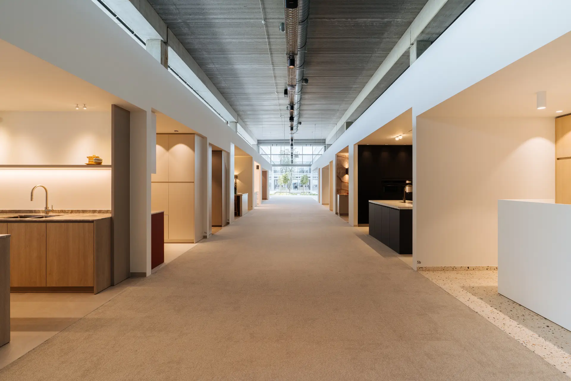 Toonzaal van Kaster Keukens in Roeselare met volledig ingerichte keukens op maat