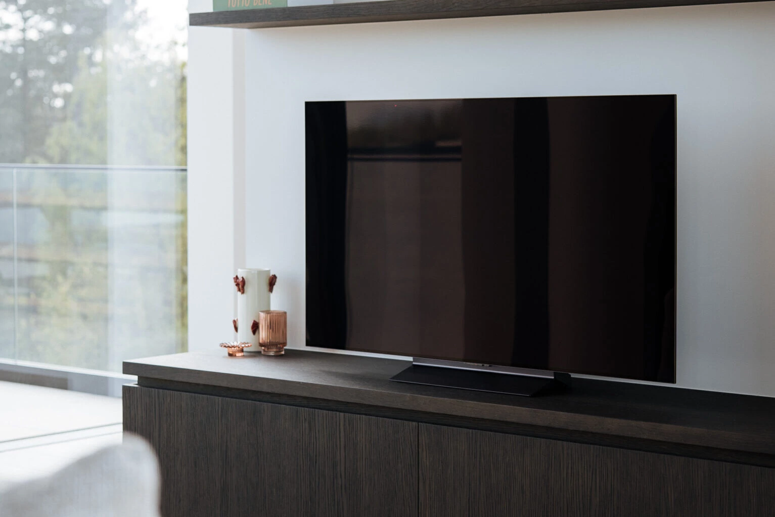 Tv-wand op maat in dezelfde afwerking als de keuken, maatwerkinterieur voor de regio Waregem