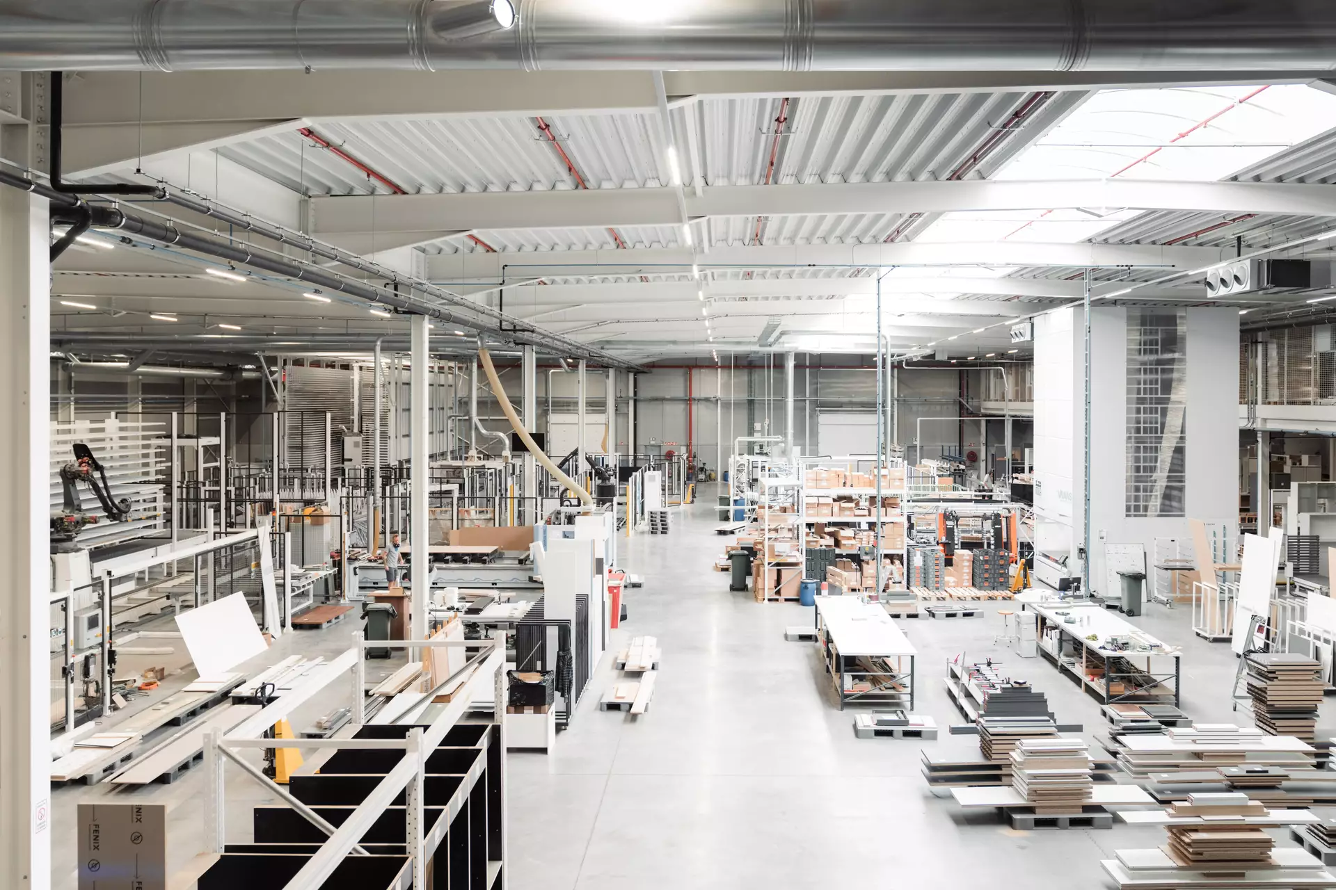 Zicht op het productieatelier van Kaster Keukens in Roeselare, vlak naast de toonzaal