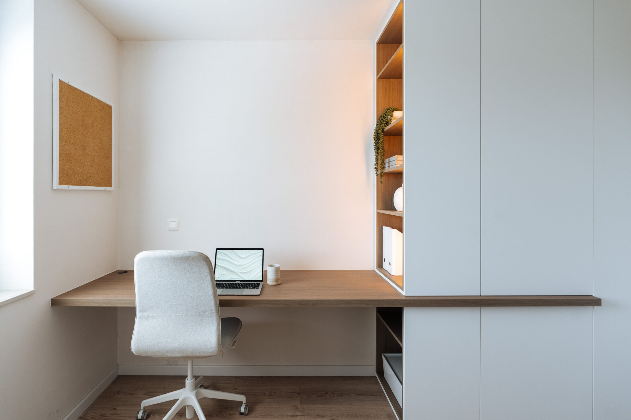 Bureau op maat met zwevend houten blad, witte kastenwand en open houten rekken in Roeselare, Kaster Keukens