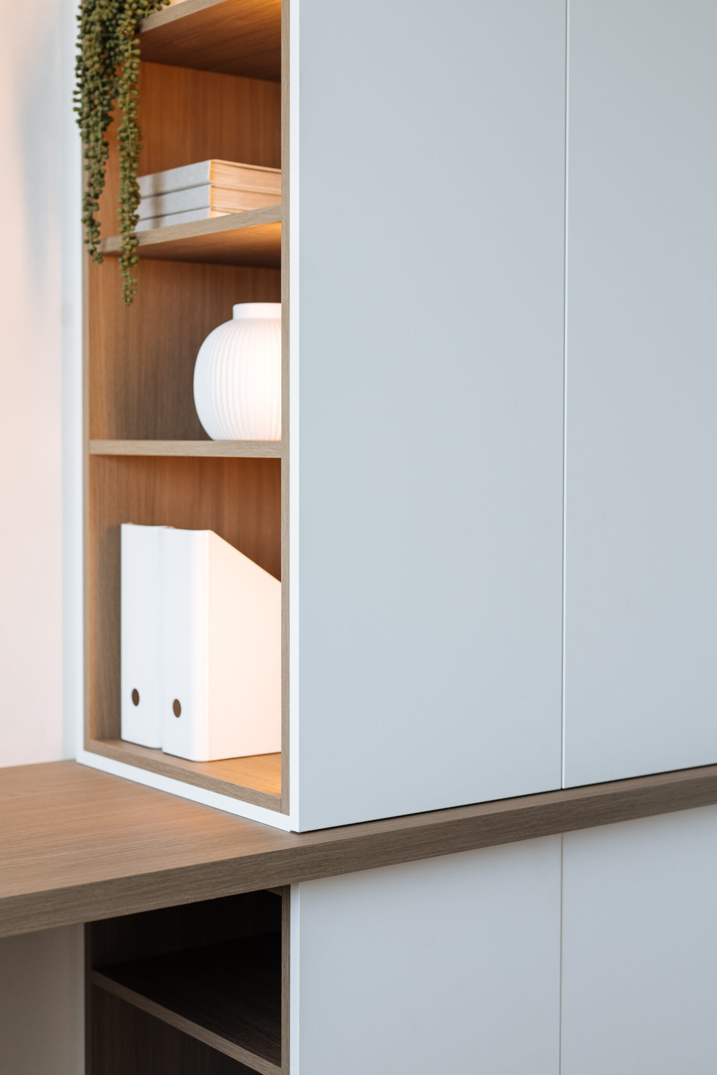 Detail van een bureau op maat met open houten rekken in een witte kast in Roeselare, Kaster Keukens