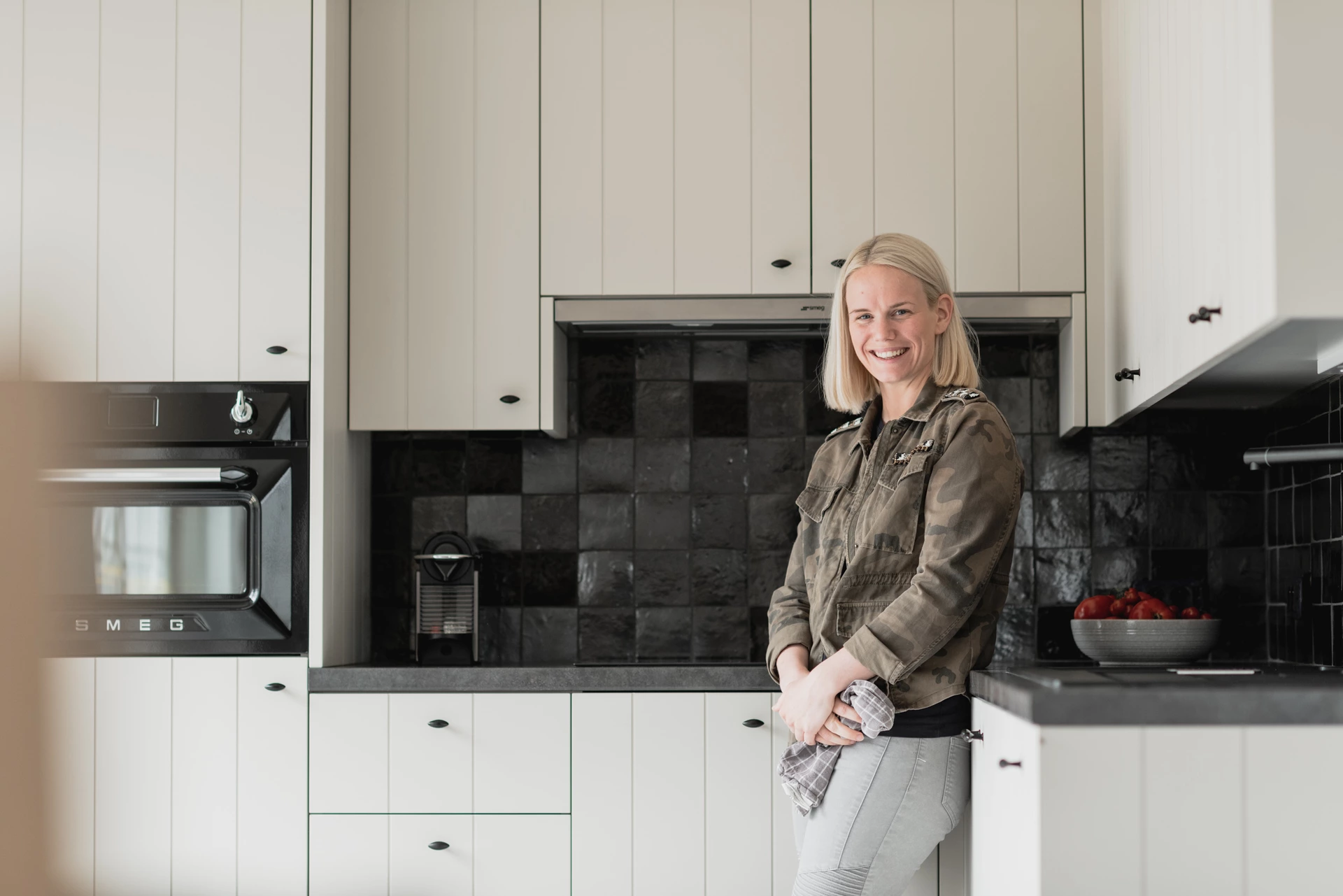 Tevreden bewoner in haar nieuwe keuken op maat van Kaster Keukens